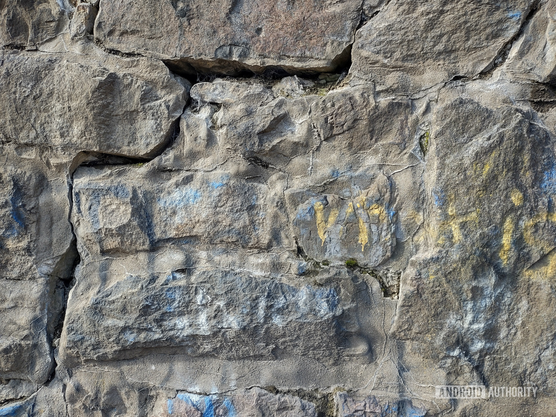 摩托罗拉一个5G ACE照片样品岩壁