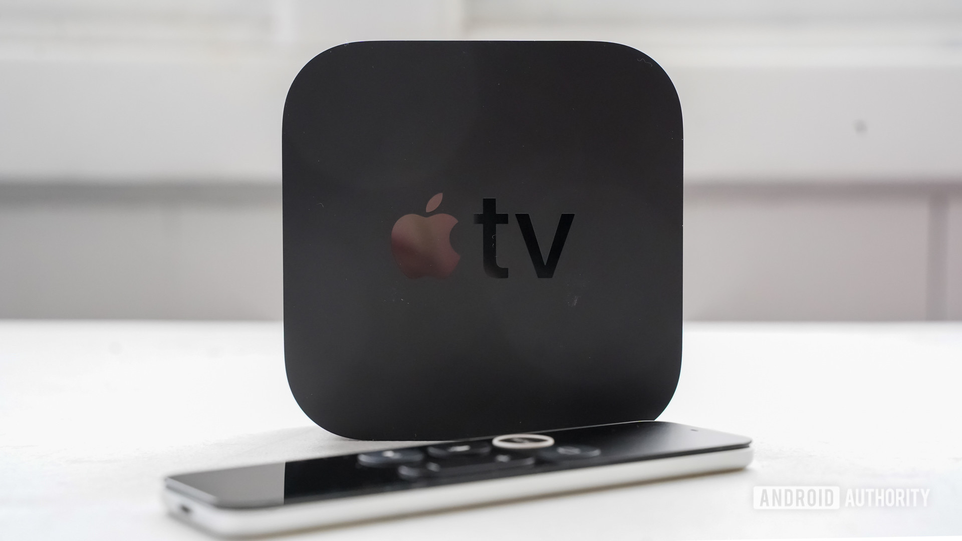 Apple TV 4K站立与遥控