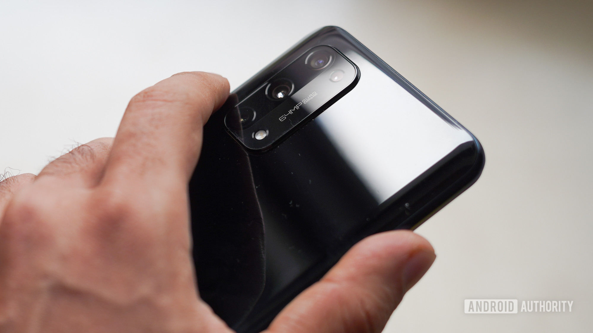 Realme X7 Pro 5G手中关注相机