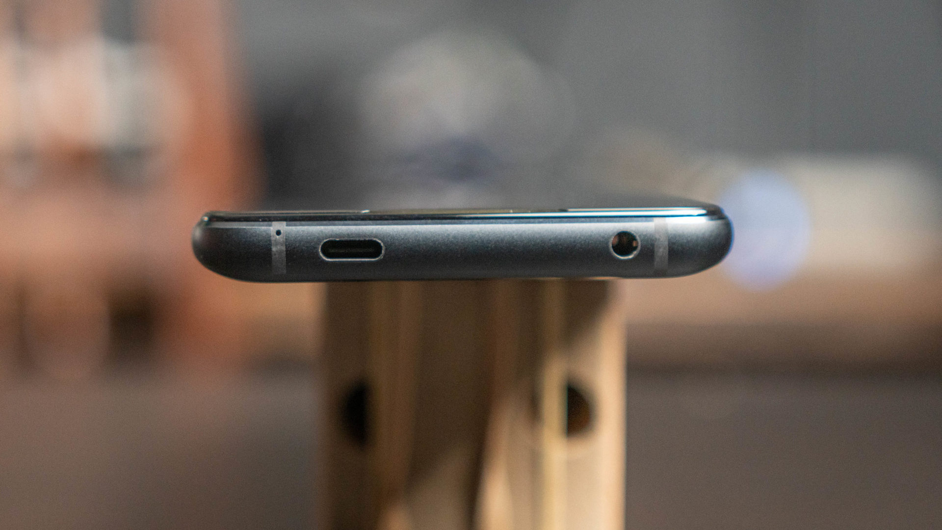 Asus Rog Phone设备底部拍摄的5个产品