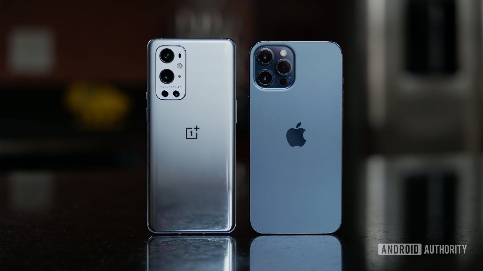 OnePlus 9 Pro vs iPhone 12 Pro Max在台面上