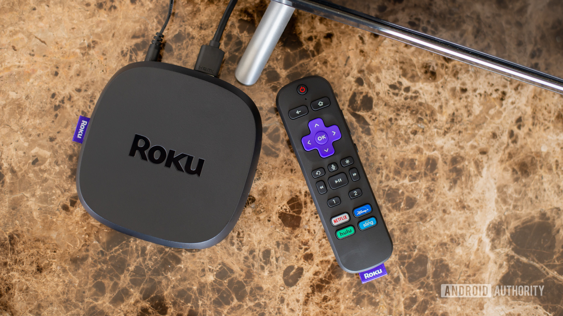 Roku Ultra插入电视2-如何在电视上观看Amazon Prime视频