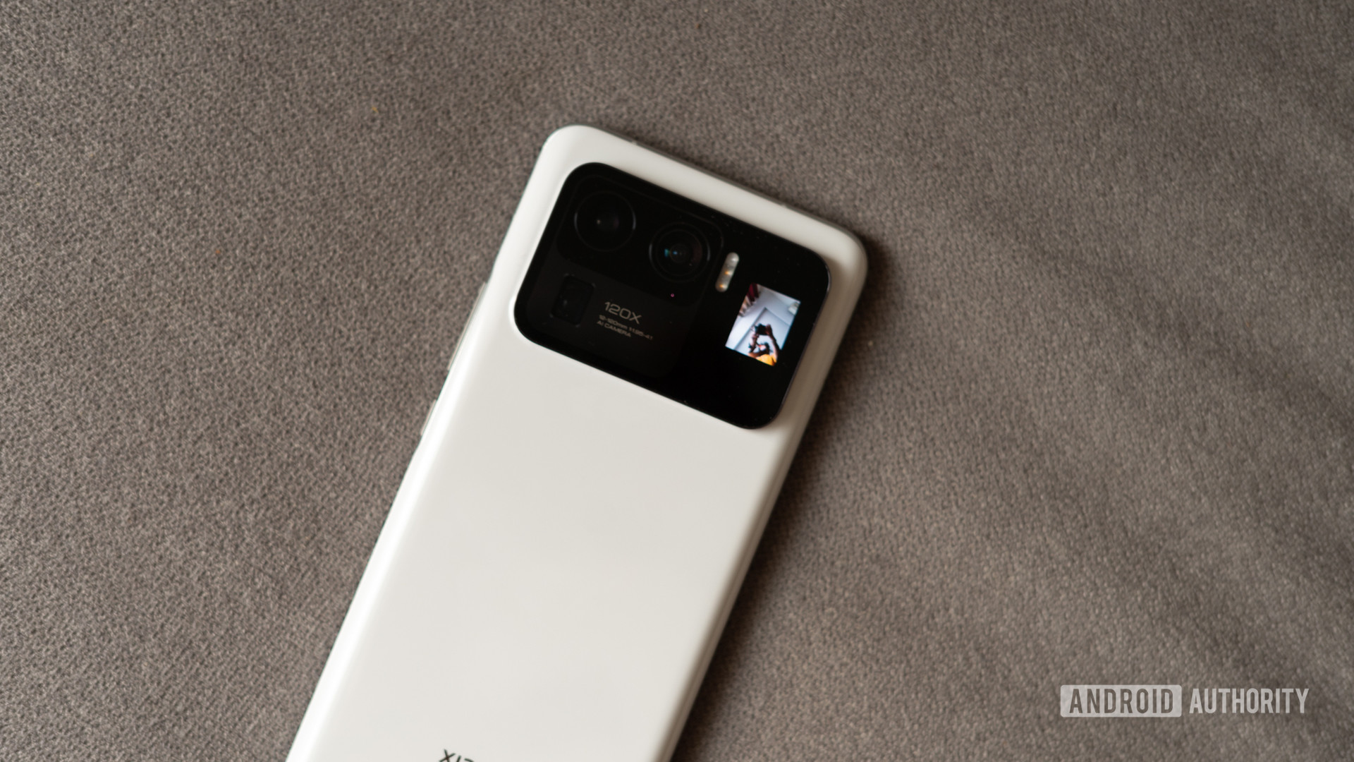 MI 11超后方带有通知显示 - 最好的自拍相机手机