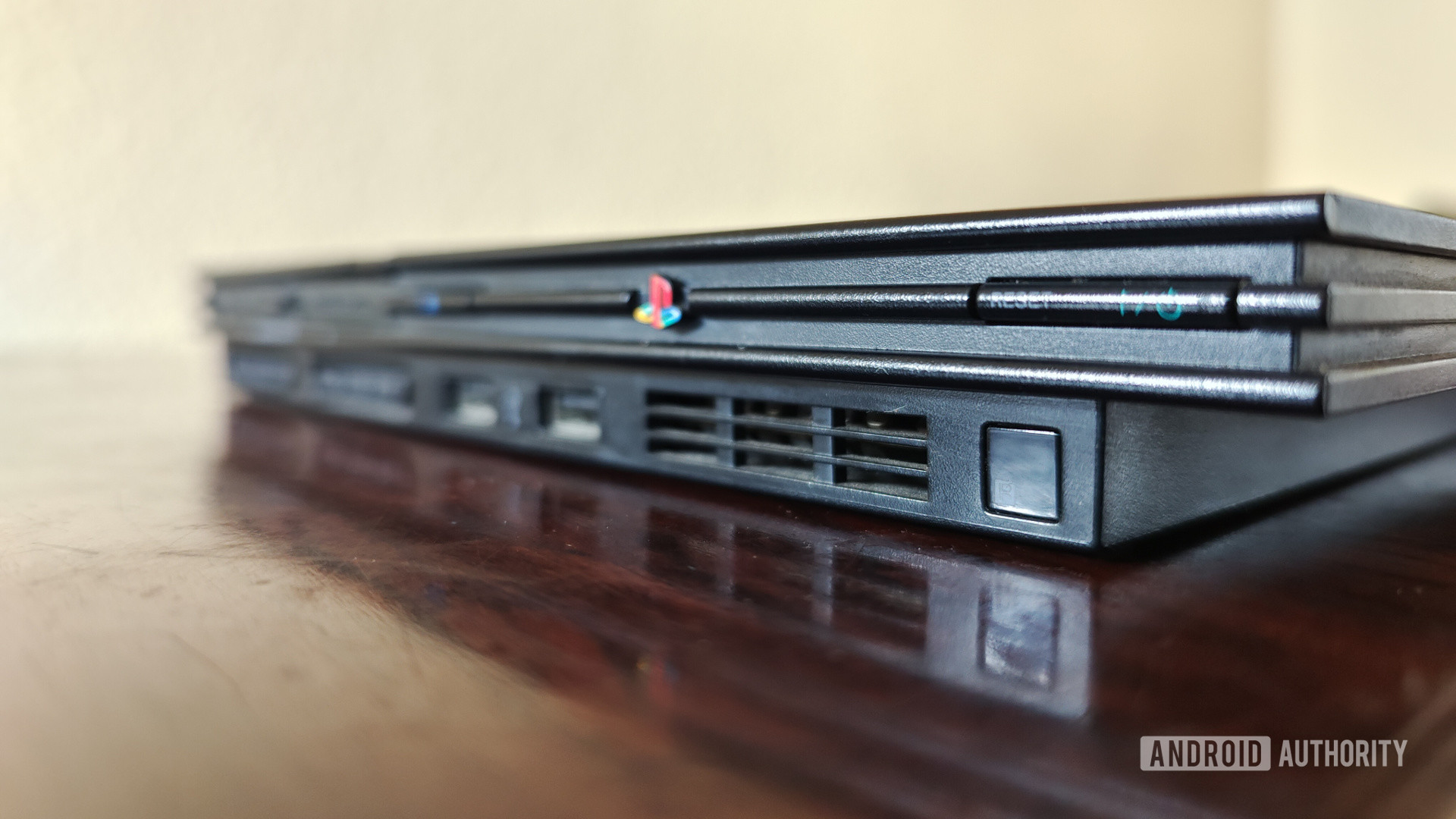 PS2 Slim控制台，AA团队最喜欢的游戏机之一。