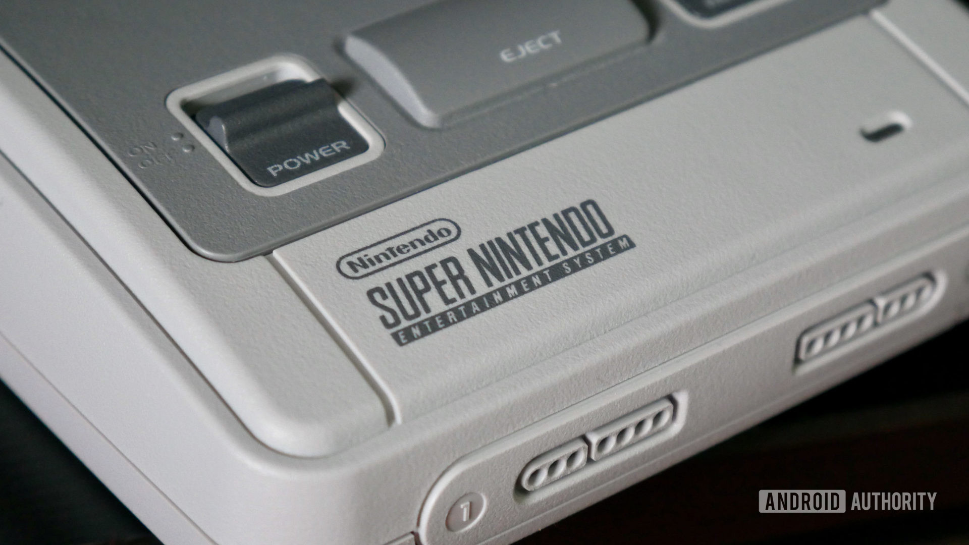 SNES控制台显示超级任天堂徽标。