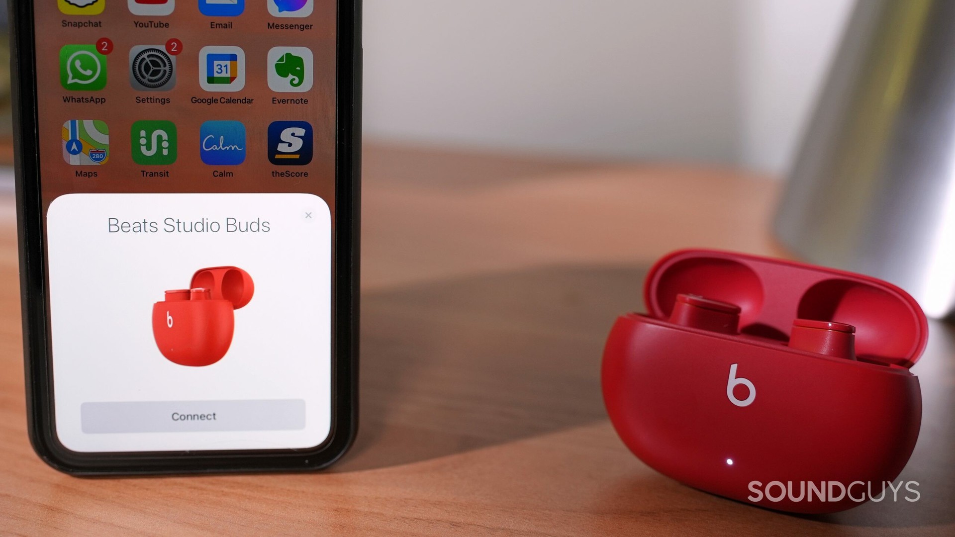 Beats Studio Buds噪音降噪与iPhone配对模式下的真实无线耳机。