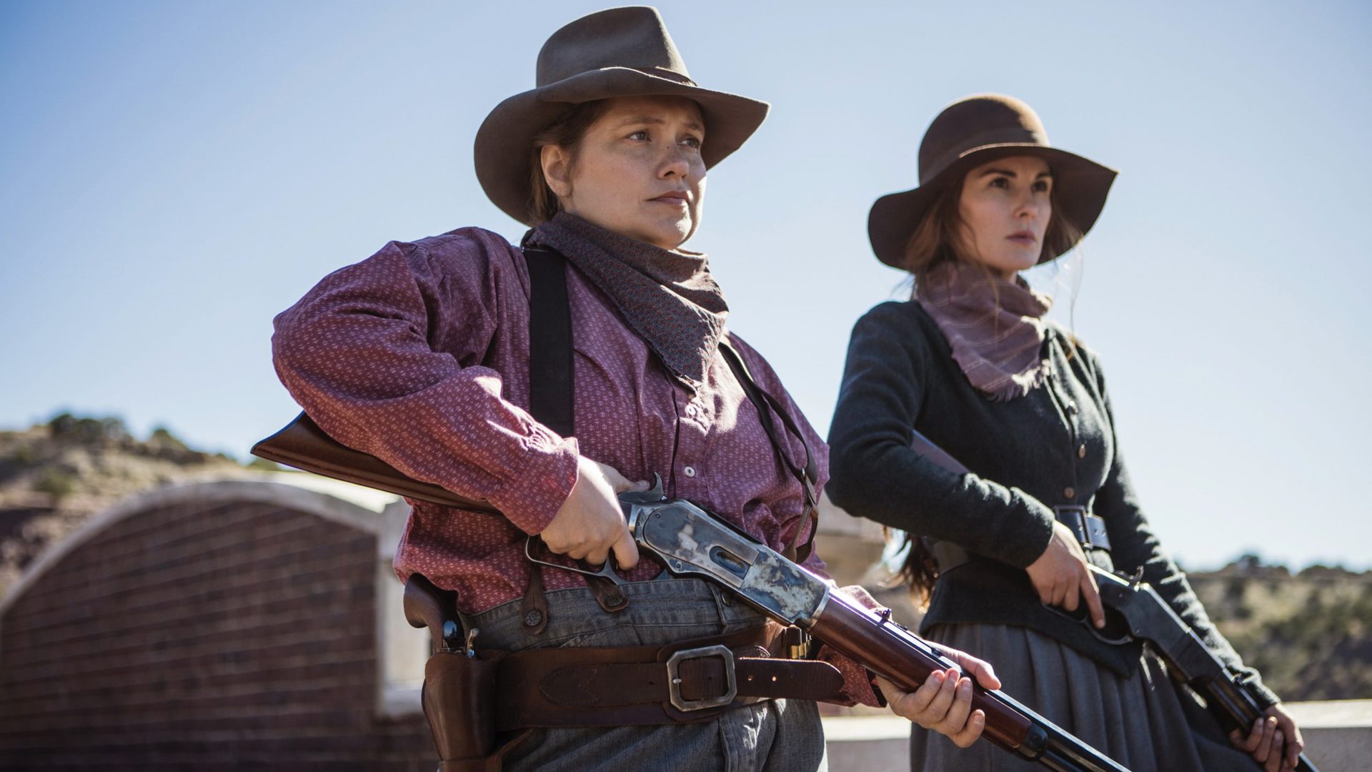 Merritt Wever和Michelle Dockery举行了GoDless的步枪 - 最好的Netflix Westerns