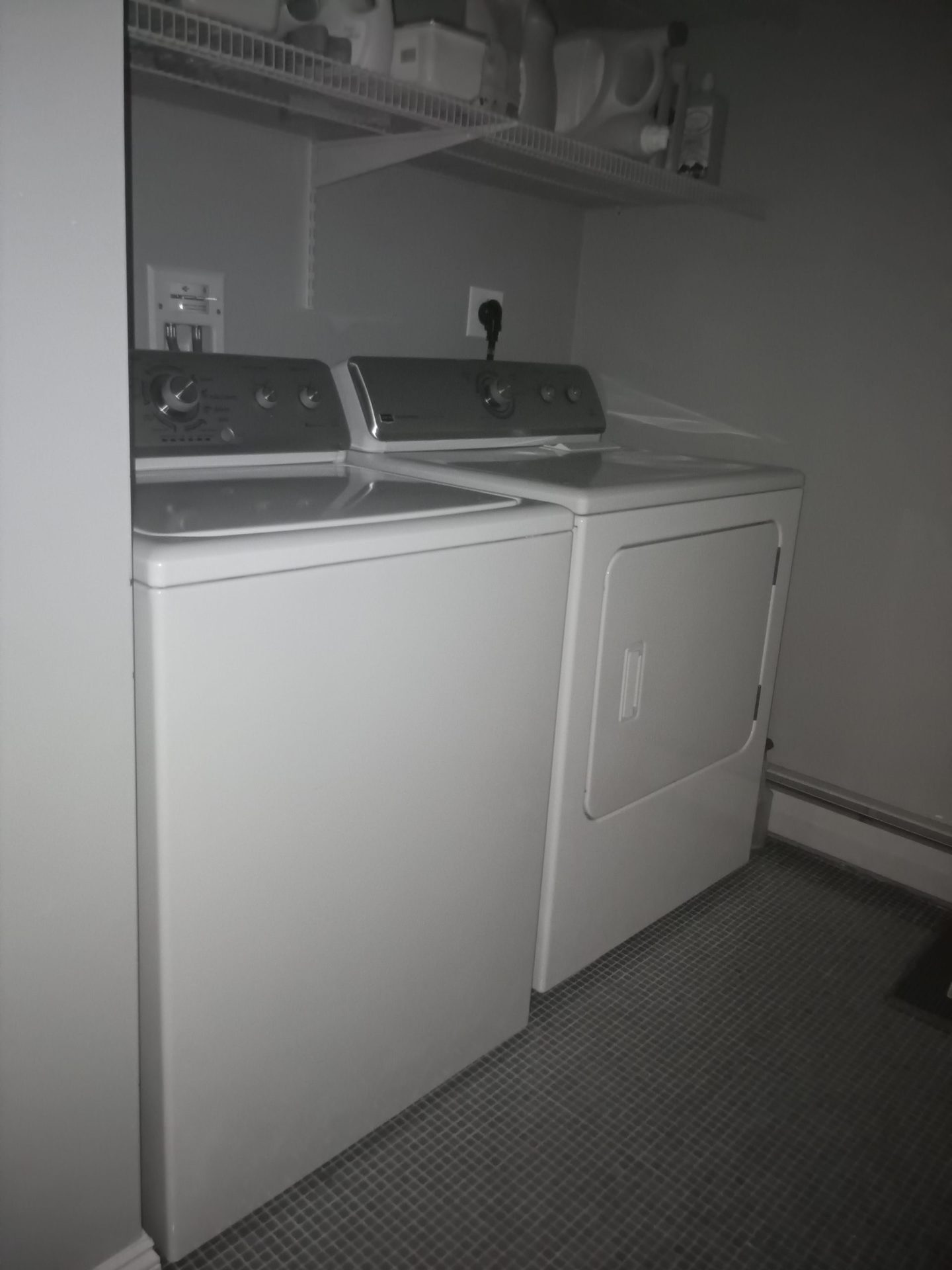 Ulefone装甲11 5G夜视摄像机样品在洗衣房中显示洗衣机和干衣机。