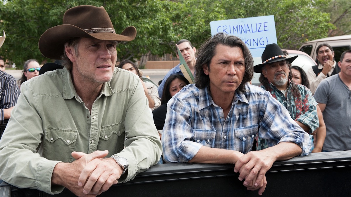 Robert Taylor和Lou钻石菲利普斯在龙穆河的抗议活动中站立在一起 - 在Netflix的Best Westerns