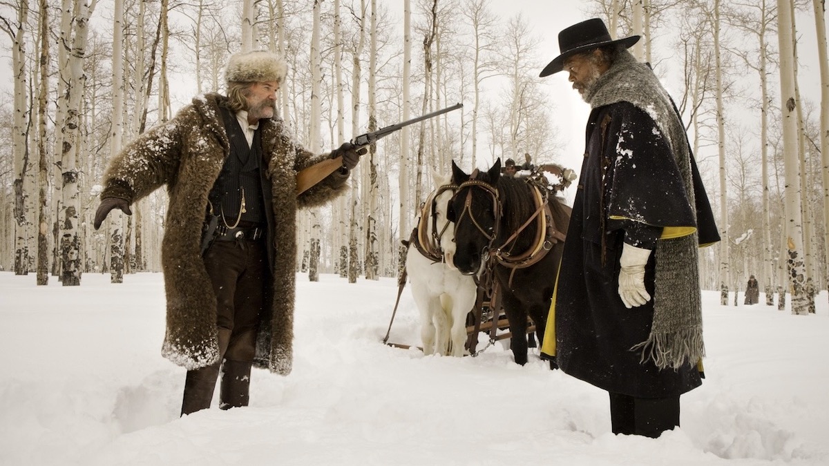Kurt Russell瞄准塞缪尔·杰克逊的一支步枪在雪中的雪中的雪中，在Netflix上最好的西方人