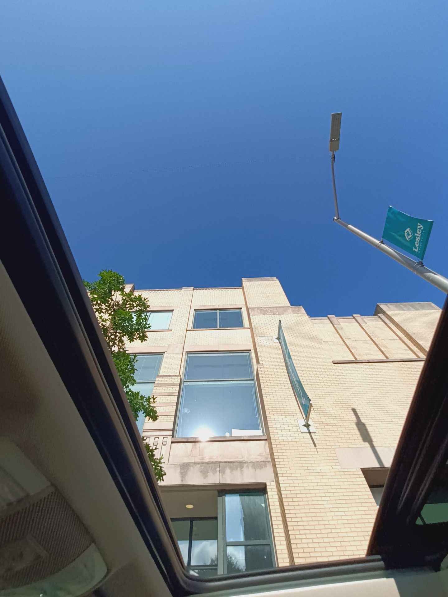 Ulefone装甲11 5G相机样品拍摄建筑物的外部，抬头看着窗户。