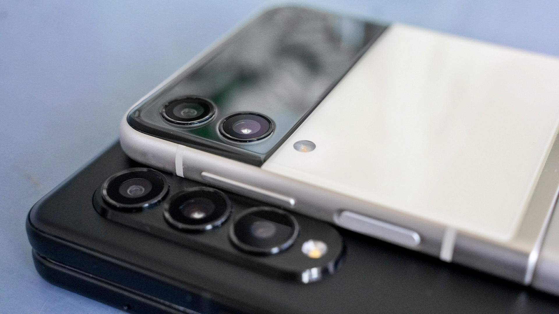 三星Galaxy Z折叠与Z Flip摄像头特写镜头显示了两部手机的后置摄像头模块。