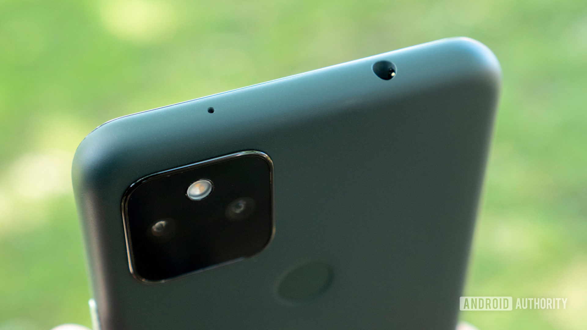 Google Pixel 5A倾斜显示了相机模块和耳机插孔。