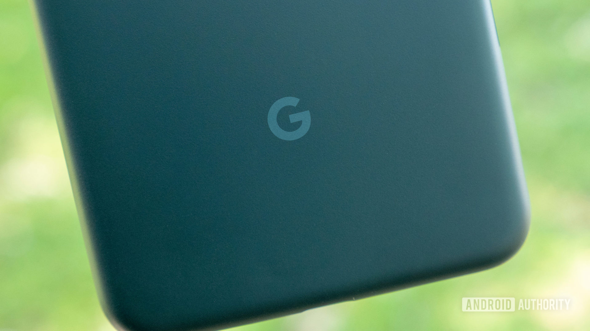 Google Pixel 5A Google Logo G徽标的特写