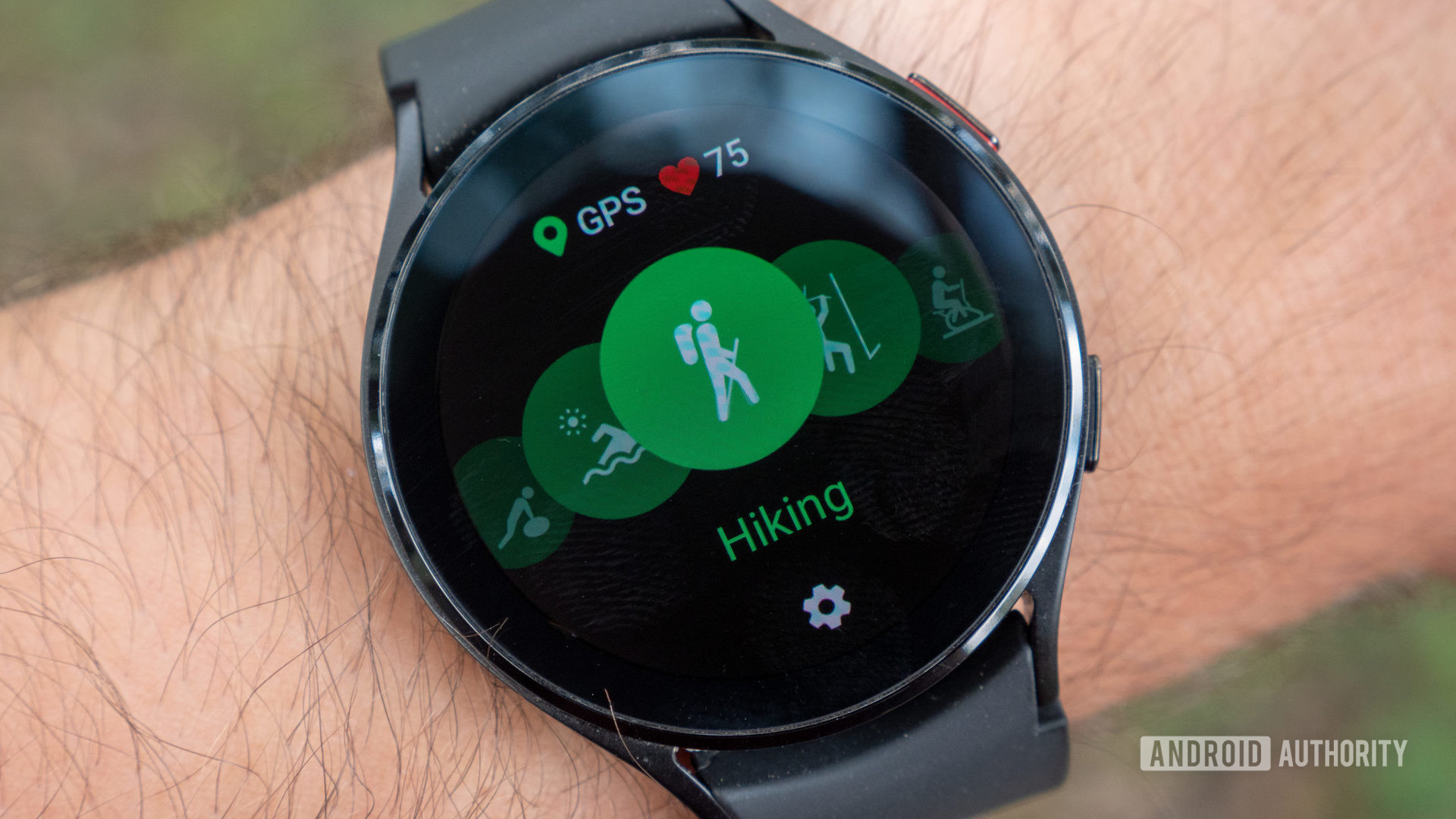 三星Galaxy在手腕上观察4，显示带有GPS和心率图标的远足锻炼模式。