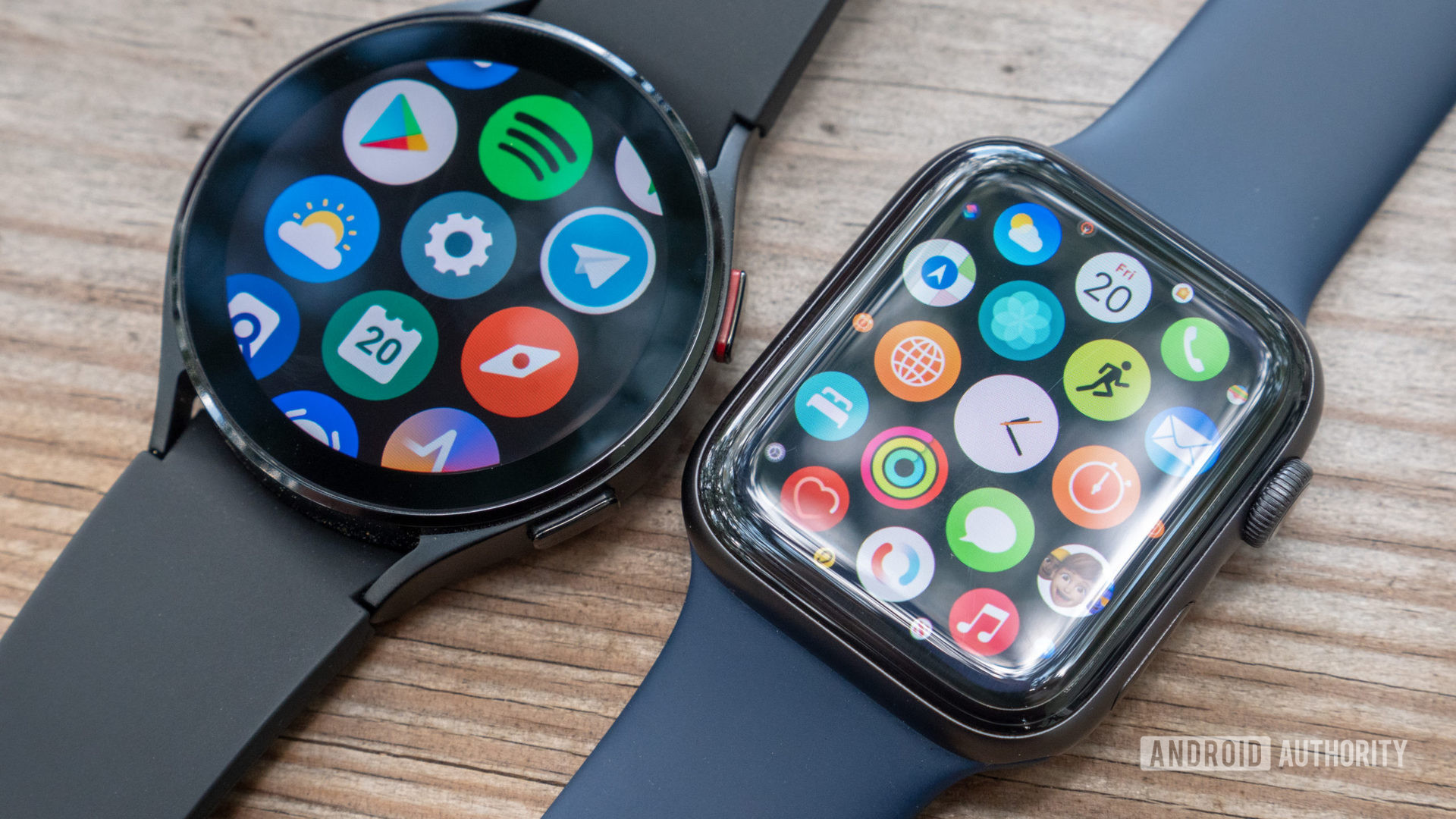 三星Galaxy Watch 4和Apple Watch Series 6躺在桌子上，显示了All-Apps页面。