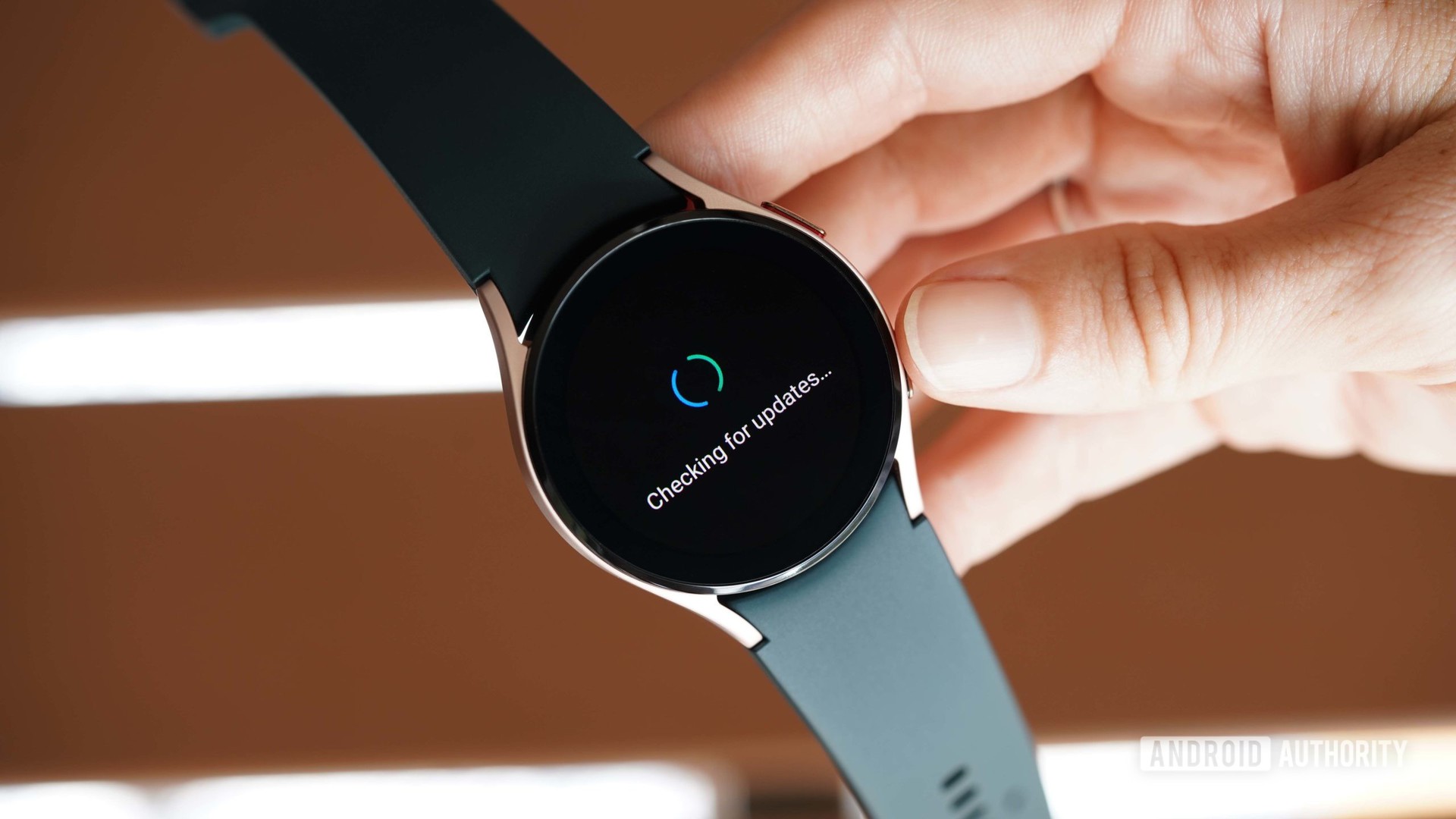 Galaxy Watch 4用户检查手表设置中的软件更新。