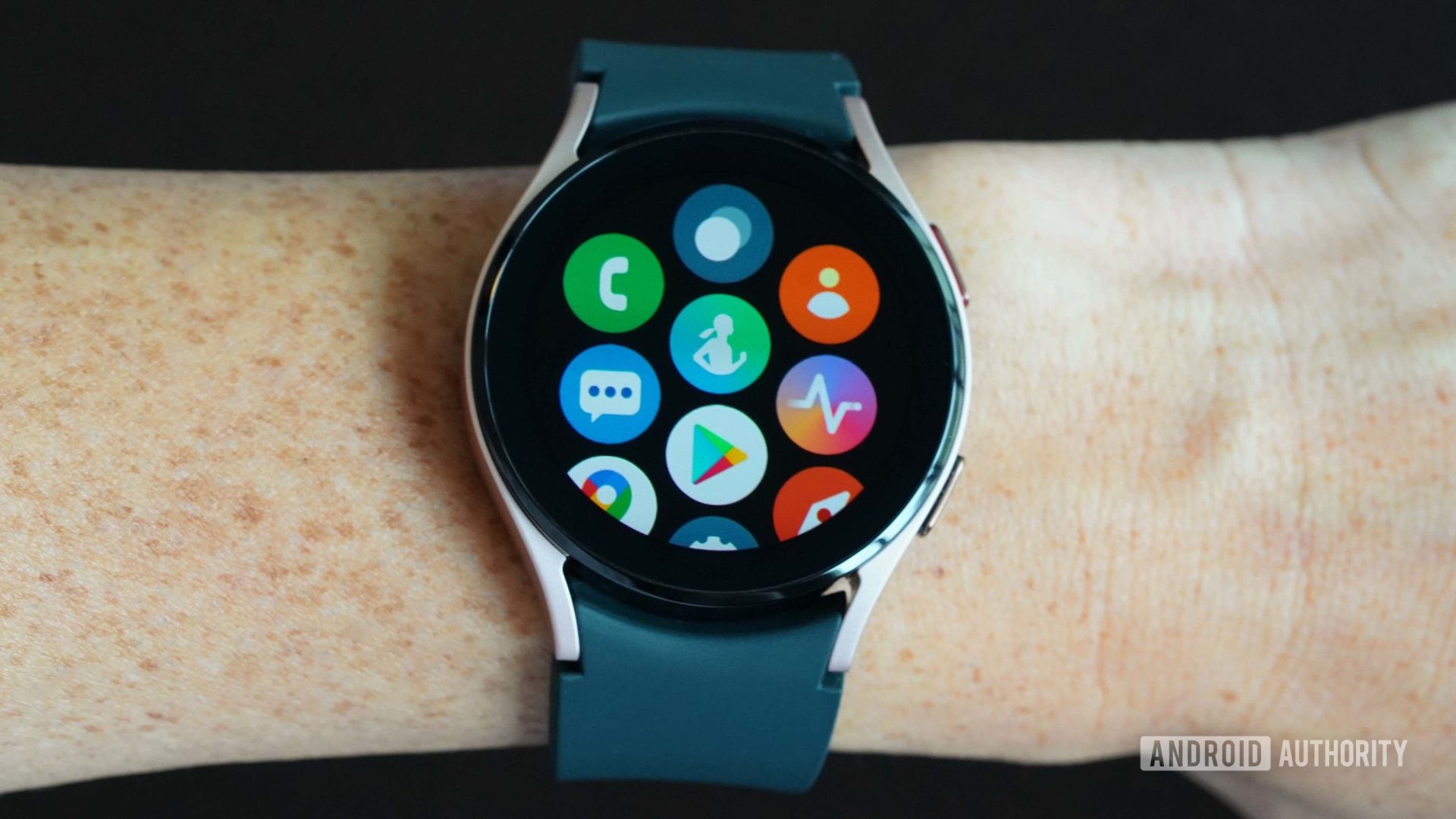 三星Galaxy Watch 4在黑色背景上显示应用屏幕。