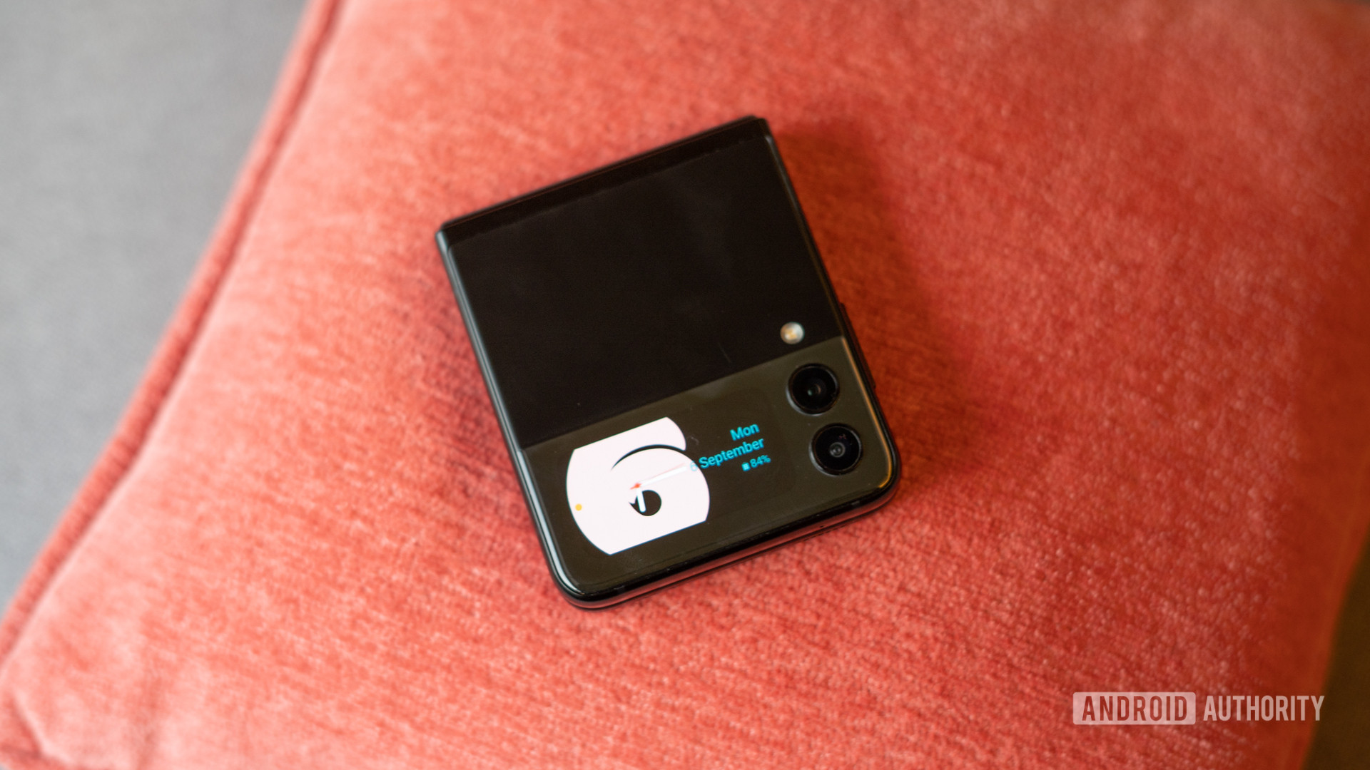 三星Galaxy Z Flip 3带有封面显示屏的小部件 - 最好的自拍相机手机