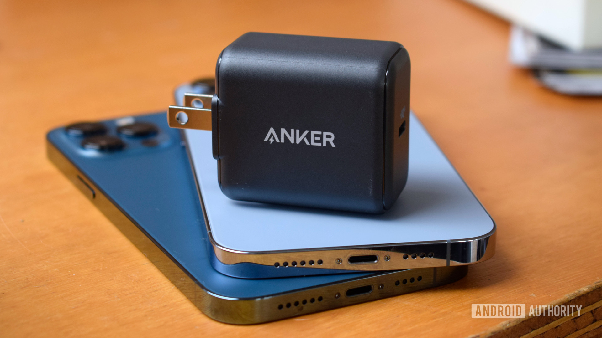 Anker PowerPort III 25W安装在iphone上