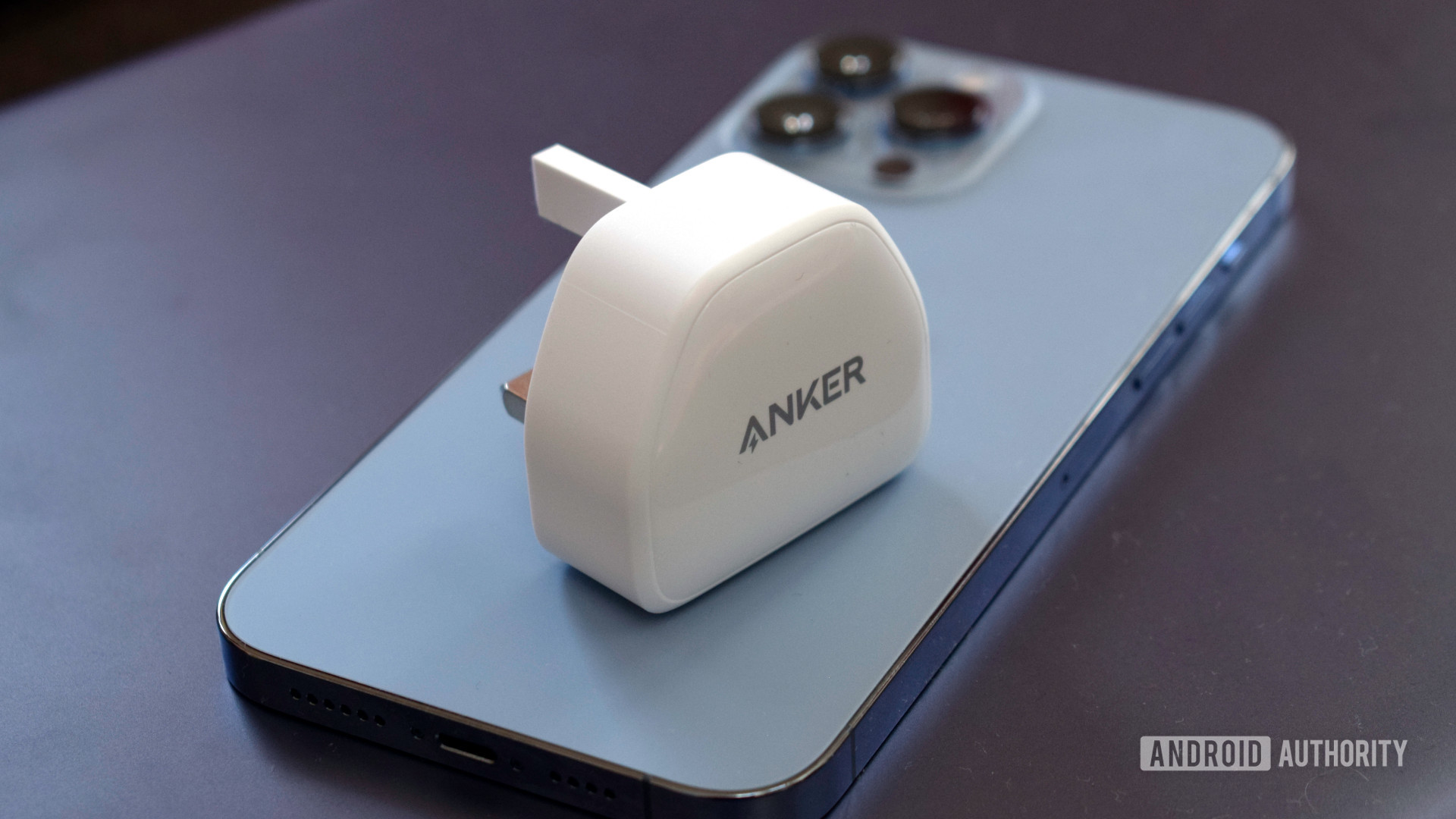 iPhone上的Anker PowerPort III纳米尺寸