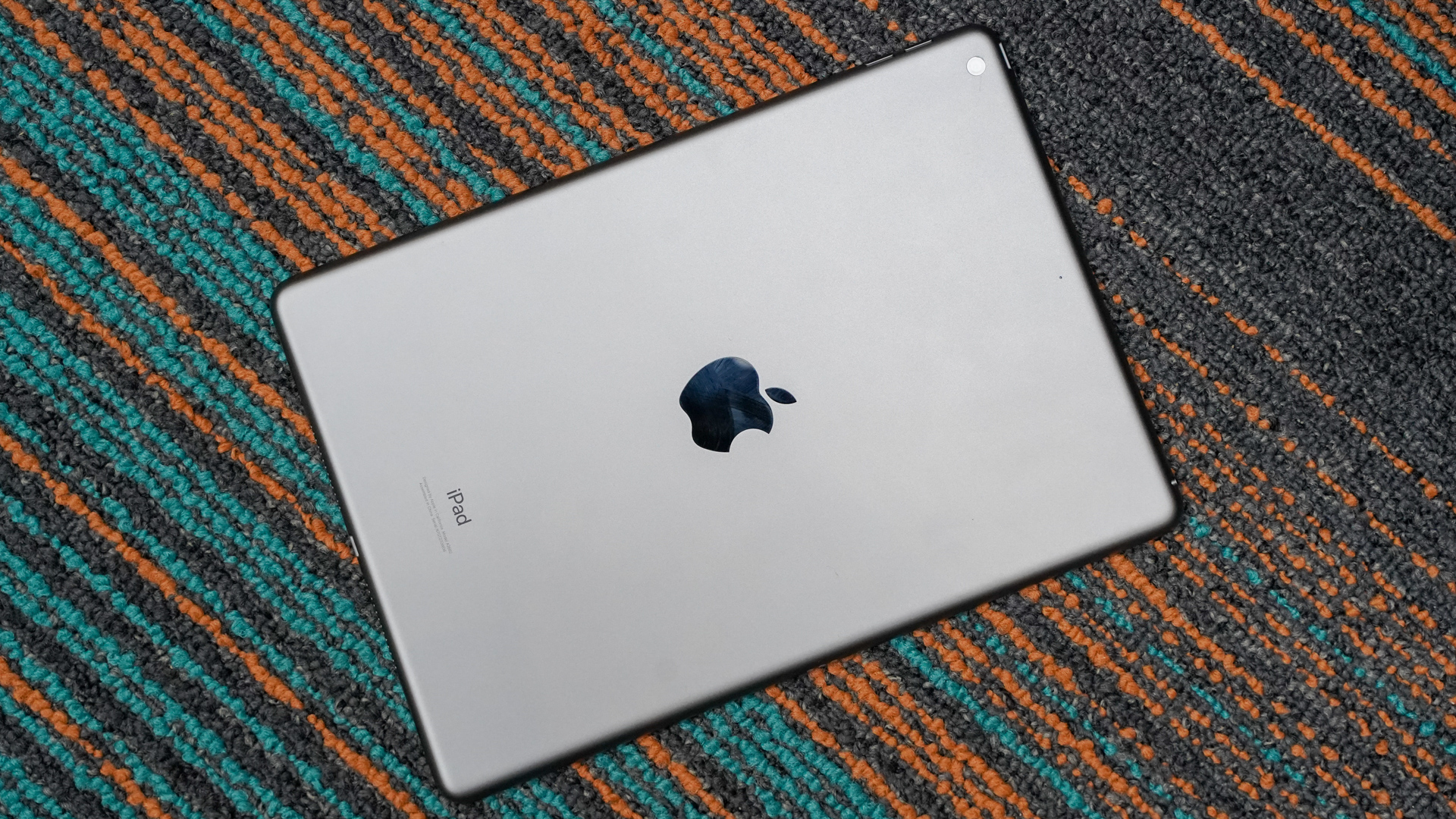 苹果iPad 2021后面板在地毯上倾斜