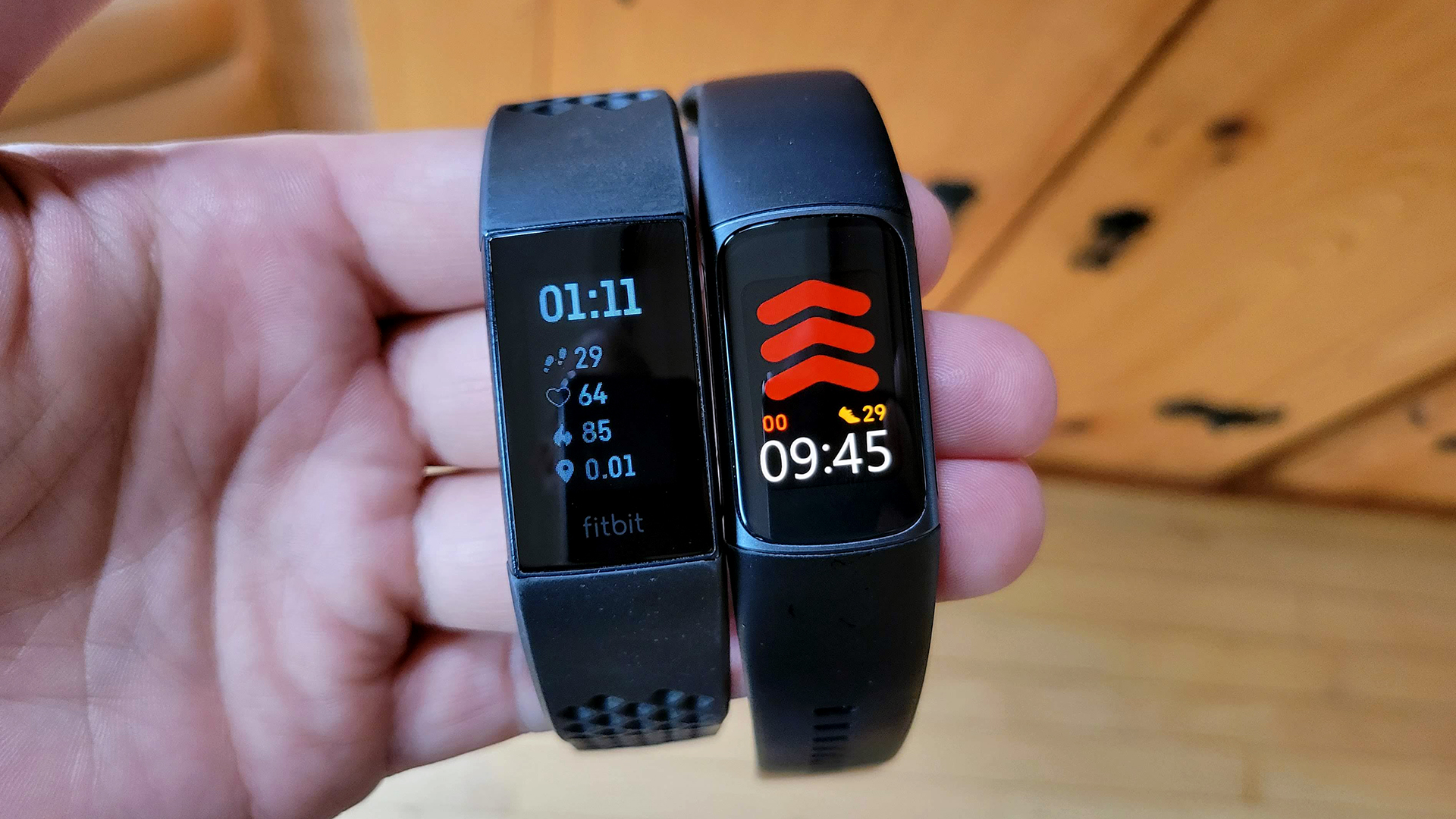Fitbit Charge 5条评论VS Fitbit Charge 4在手中