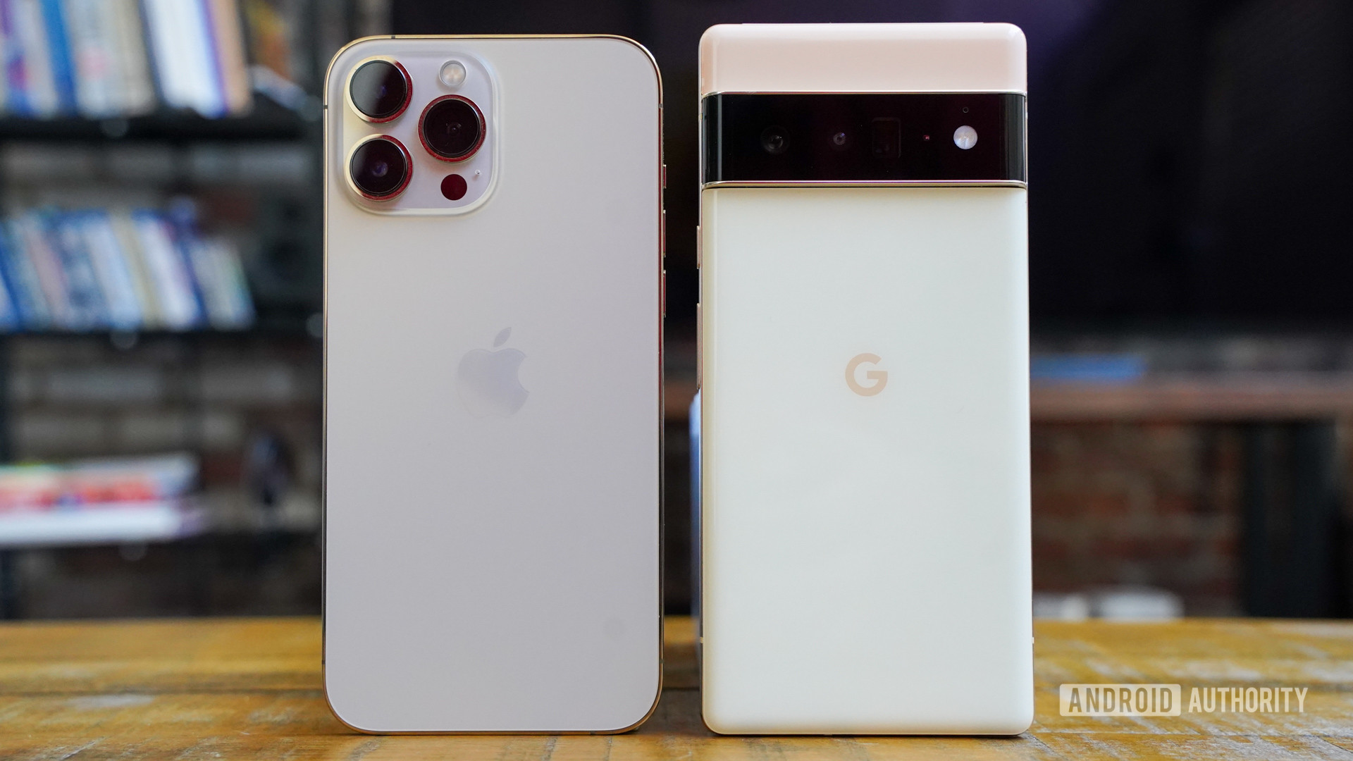 Google Pixel 6 Pro vs Apple iPhone 13 Pro Max后面板
