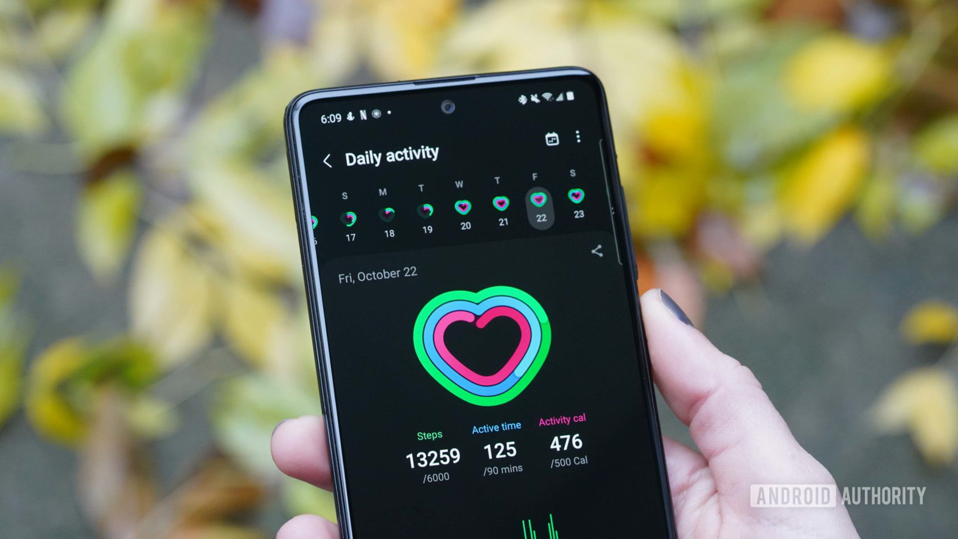 用户在Samsung Health应用程序中审查了他们的日常活动。