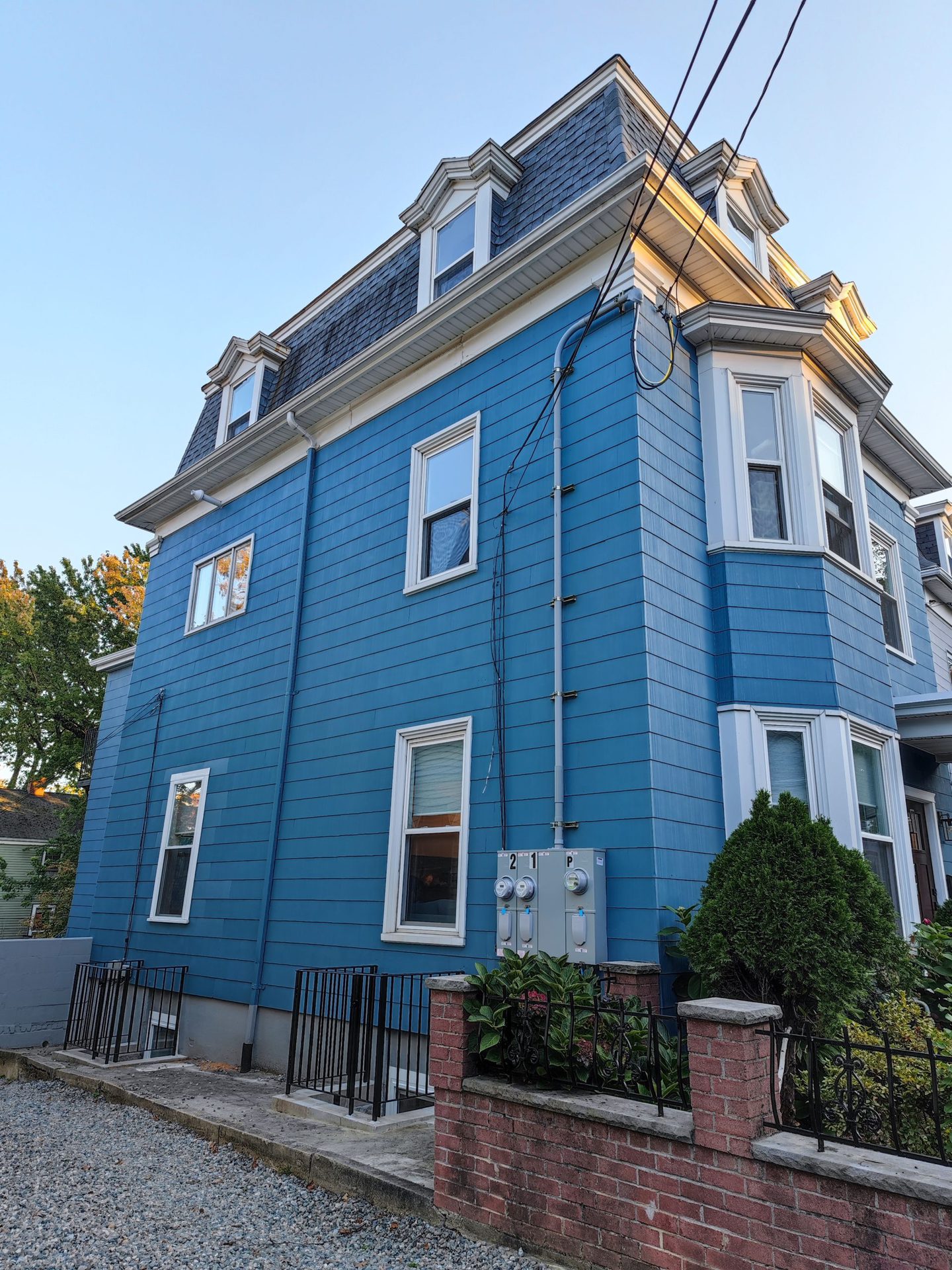 马萨诸塞的一个蓝色房子在mi 11超额射击