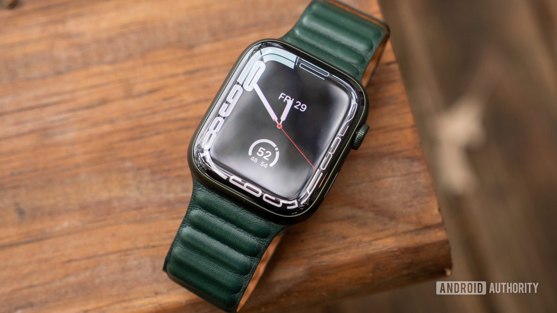 Apple Watch系列7的图像显示桌子上的轮廓表面