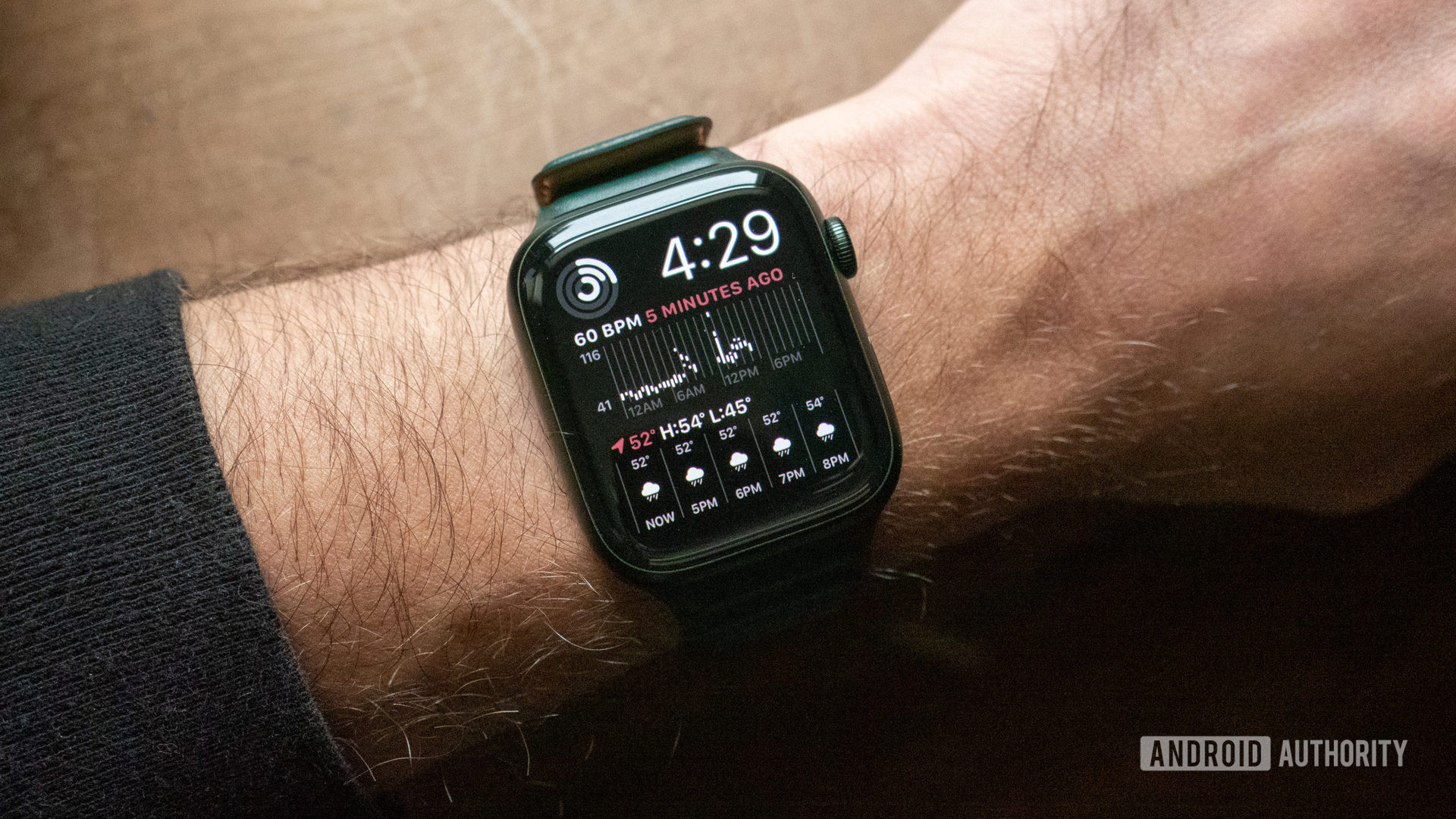 Apple Watch系列7的图像在手腕上显示模块化二人手表脸