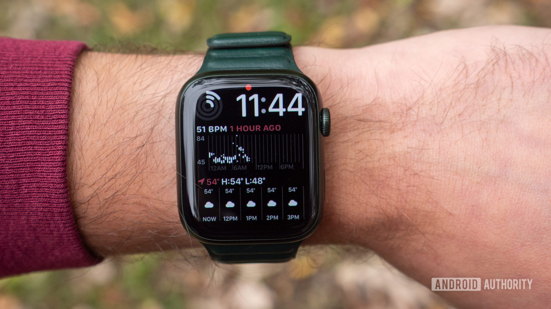 Apple Watch系列7在一个手腕上显示模块化Duo手表脸