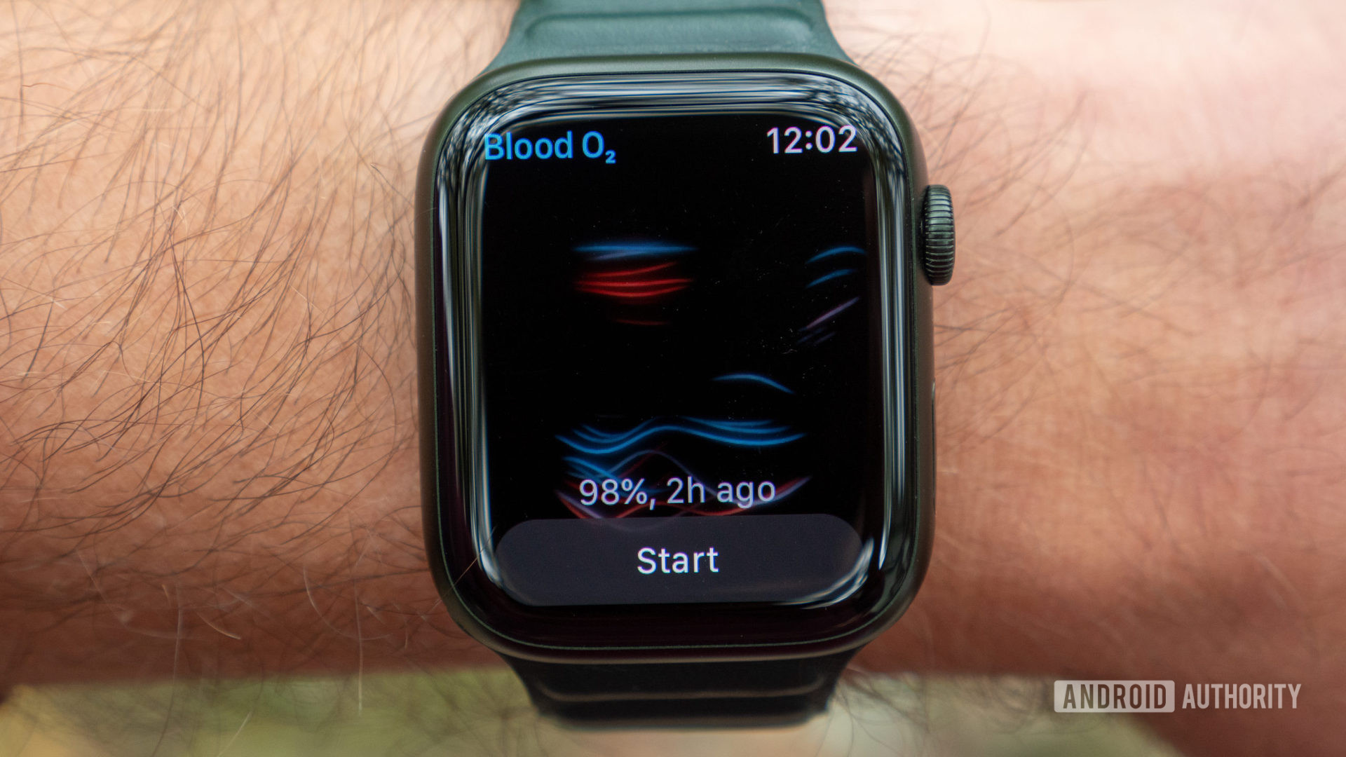 Apple Watch系列7的图像显示了手腕上的血氧SPO2传感器。