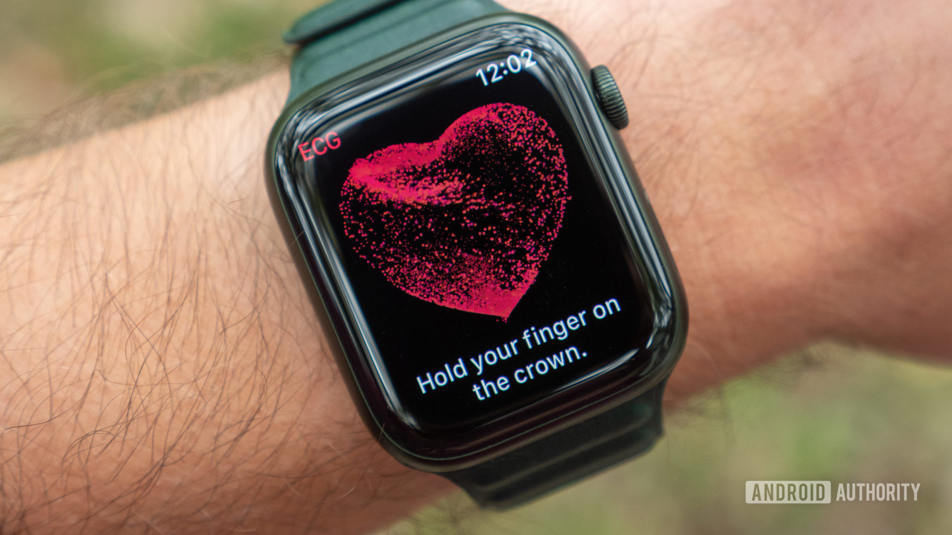 Apple Watch系列7的图像在手腕上显示ECG心电图应用程序