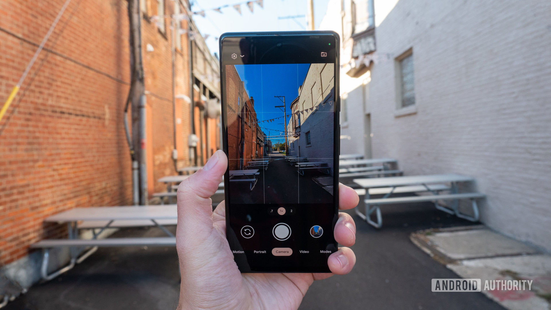 Google Pixel 6手中的小巷中显示了相机应用程序