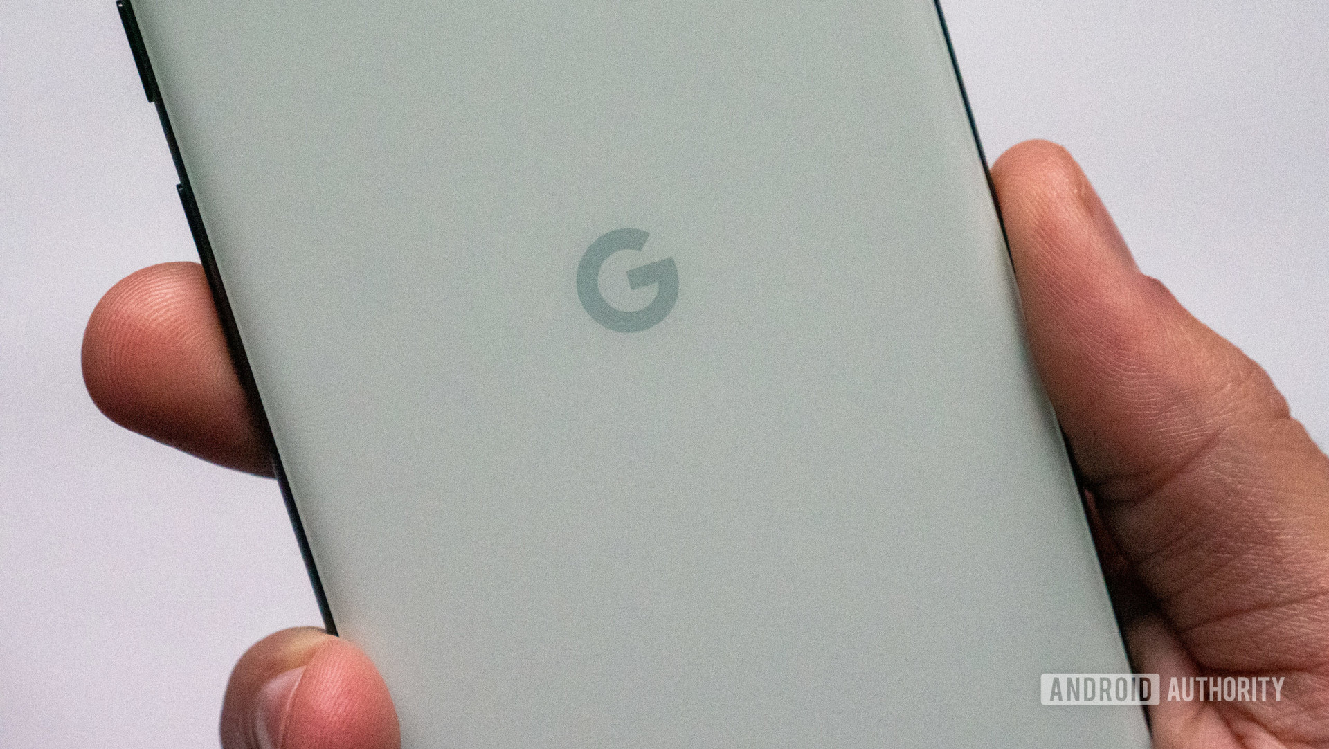 谷歌像素6在Sorta Seafoam颜色显示G徽标