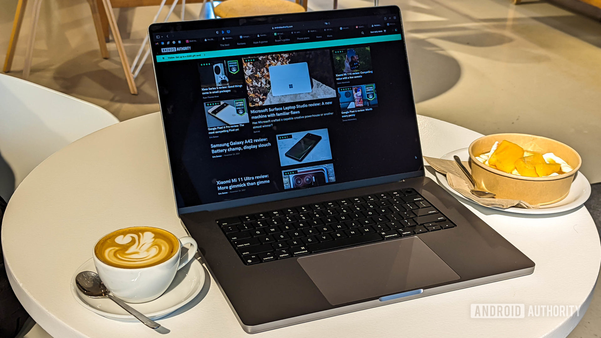 Apple MacBook Pro 2021在咖啡馆桌上