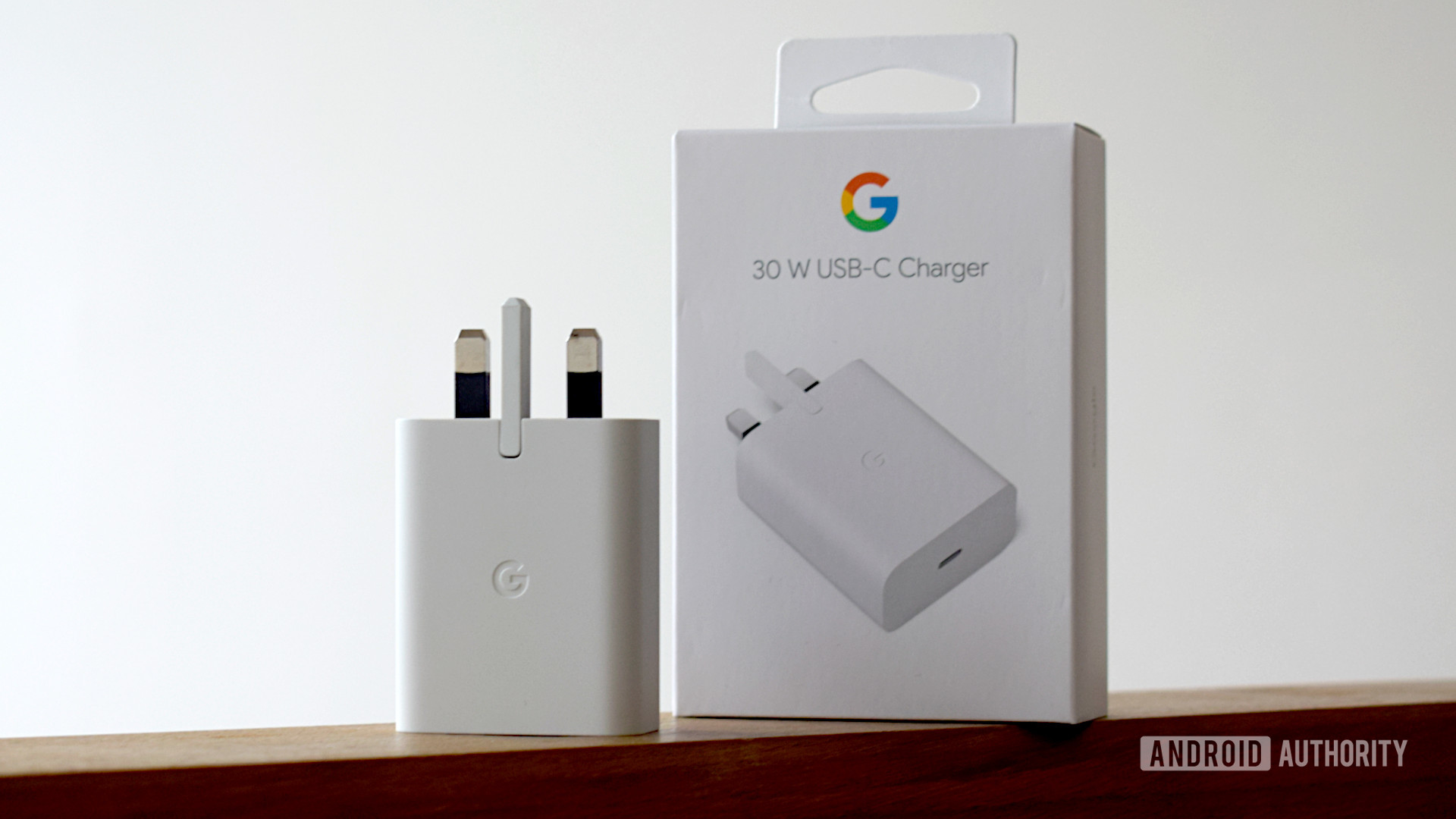 Google 30W USB C Power Charger直立在盒子旁边