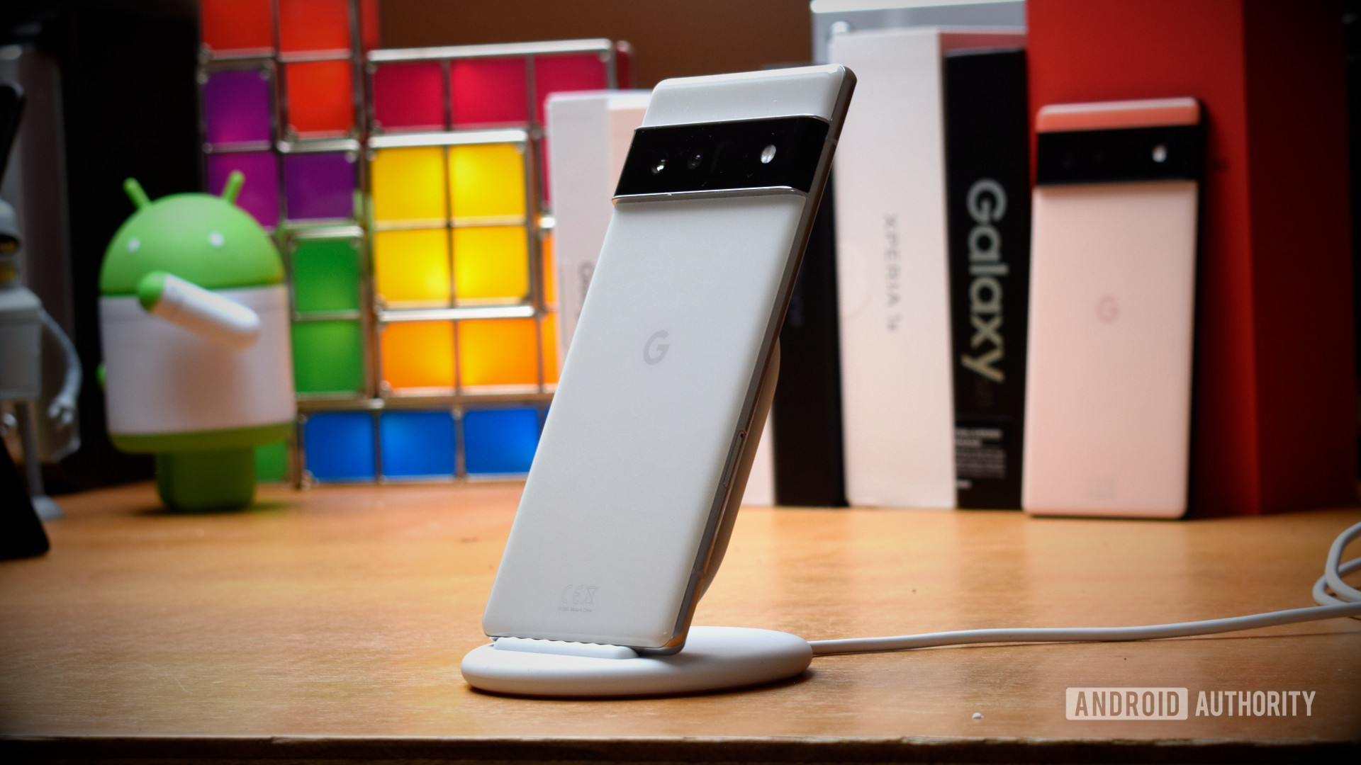 Google Pixel 6 Pro在像素架上带有手机在背景中