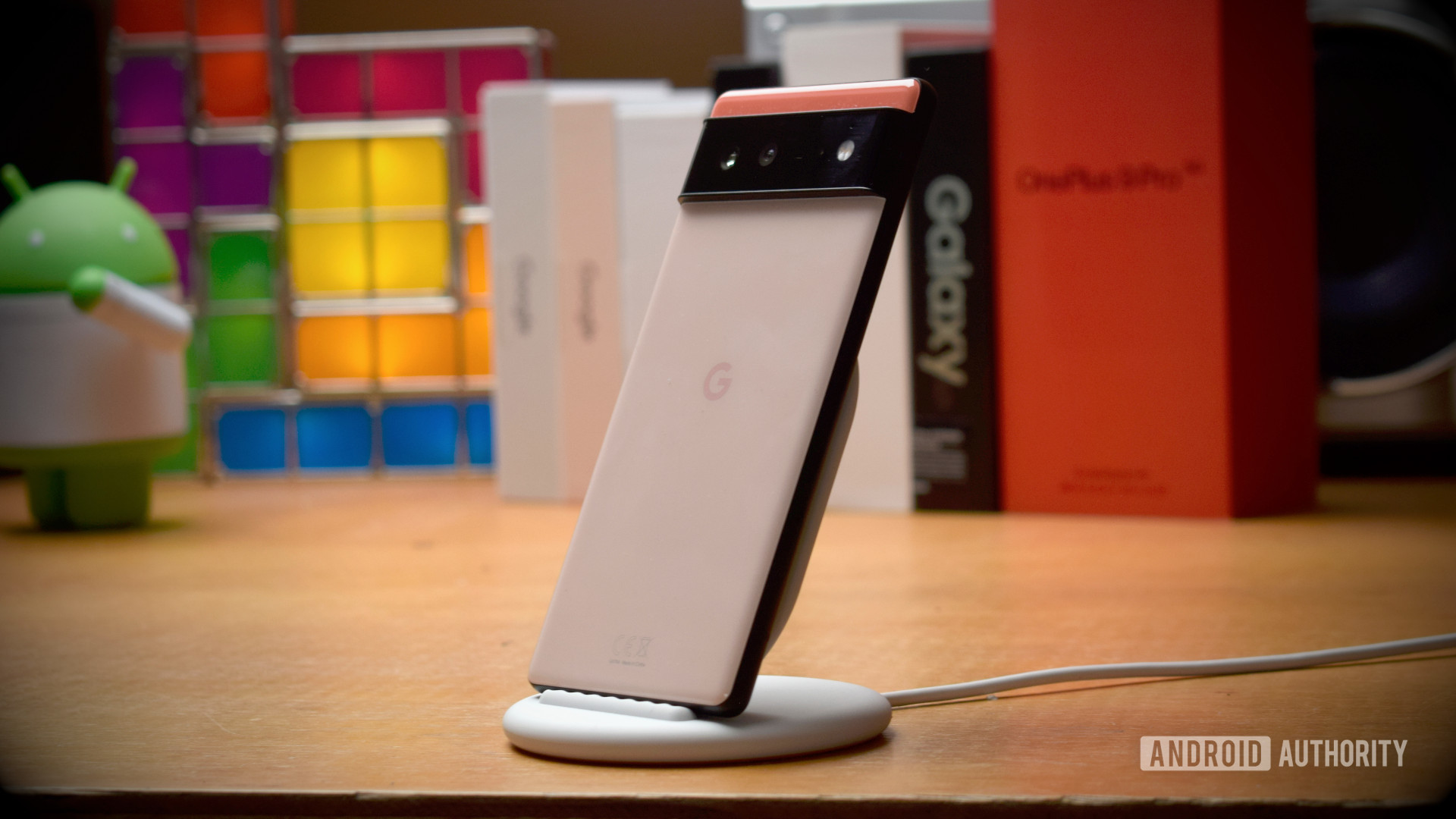 Google Pixel 6在像素架上，手机在背景中