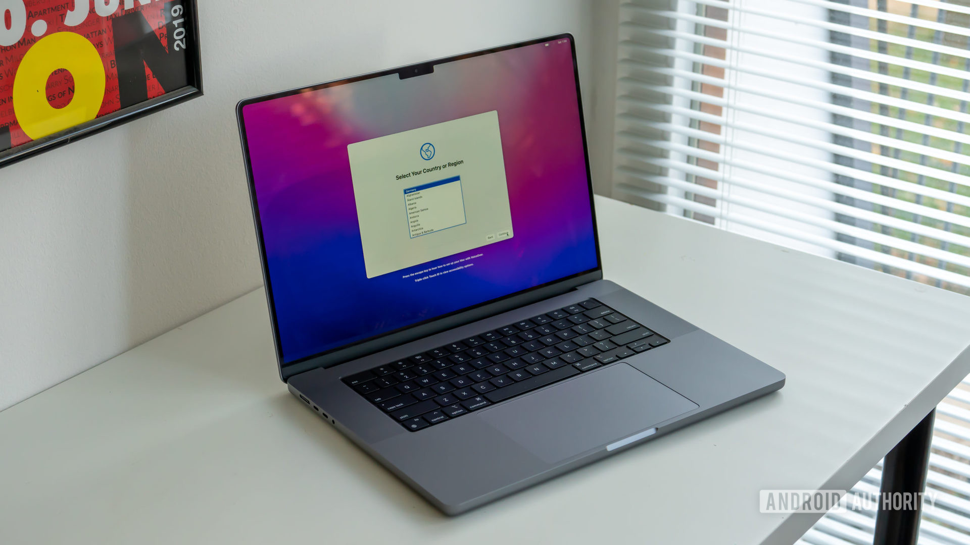 MacBook Pro 2021 16英寸笔记本电脑在桌子上打开