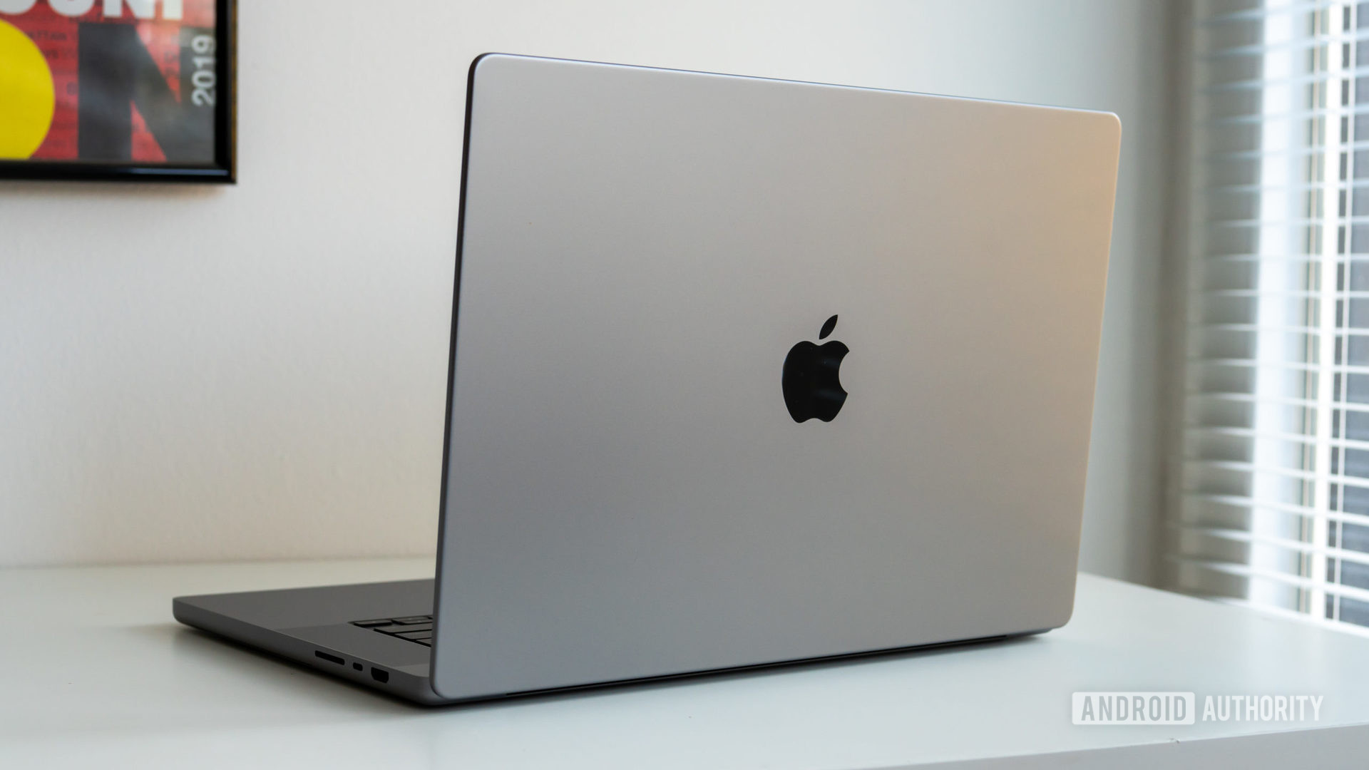 MacBook Pro 2021空间灰色苹果徽标盖上