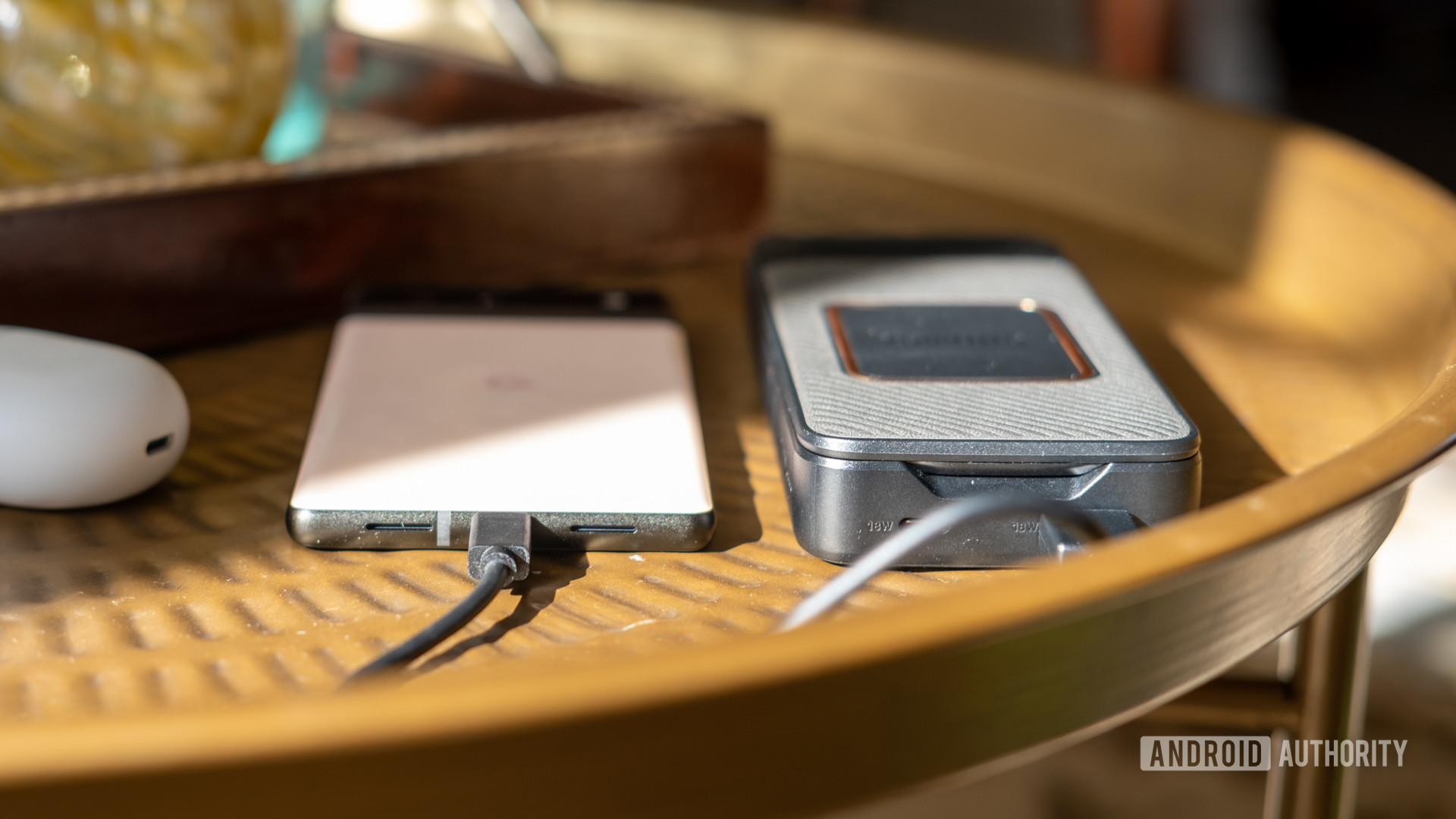 Otterbox折叠无线电源库桌子上显示厚度与像素6