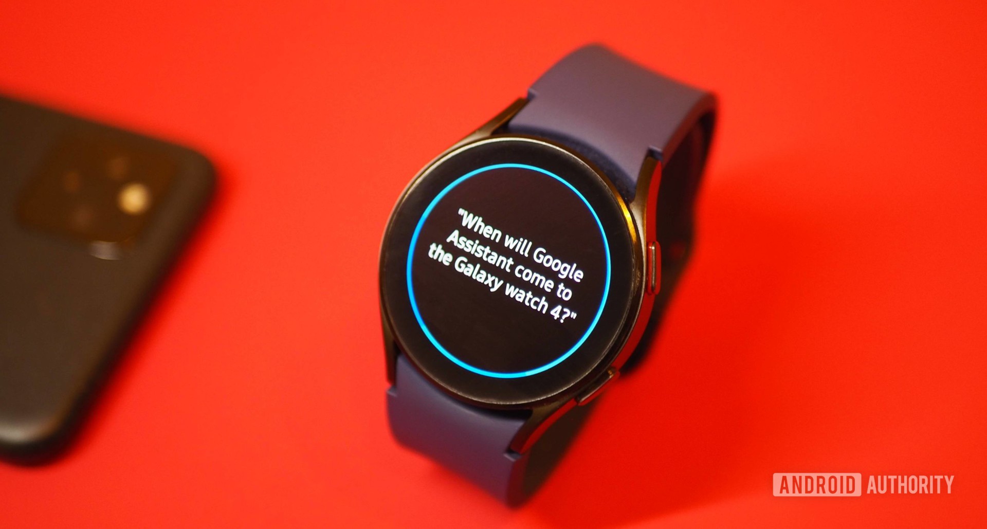 三星Galaxy Watch 4在红色背景上，显示了Bixby关于Google Assistant的问题