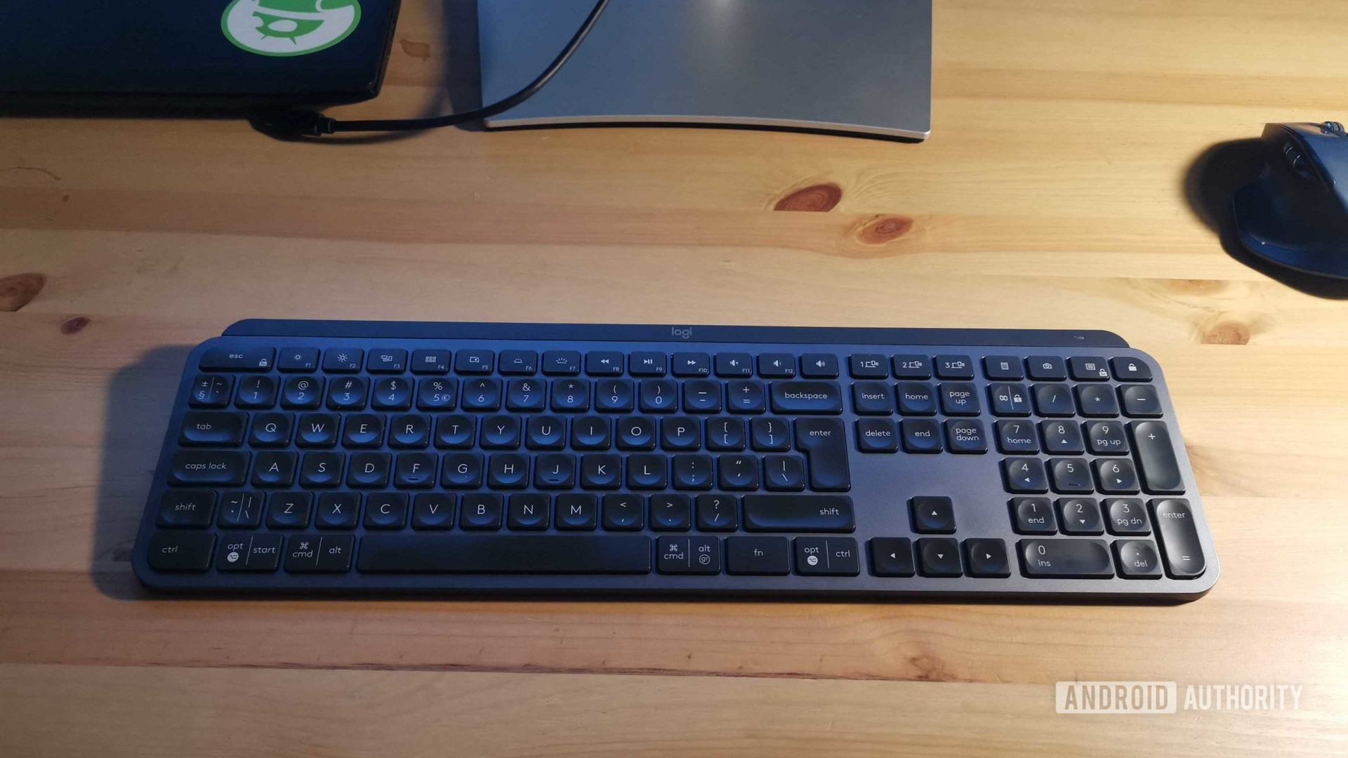 Logitech MX钥匙键盘上的木桌上的键盘