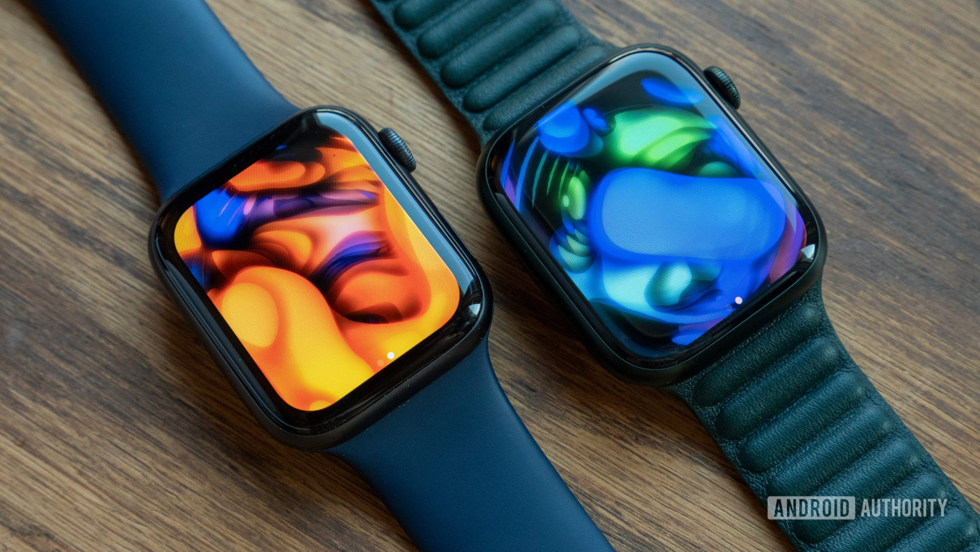 Apple Watch Series 6和7系列的图像躺在桌子上显示正念应用程序