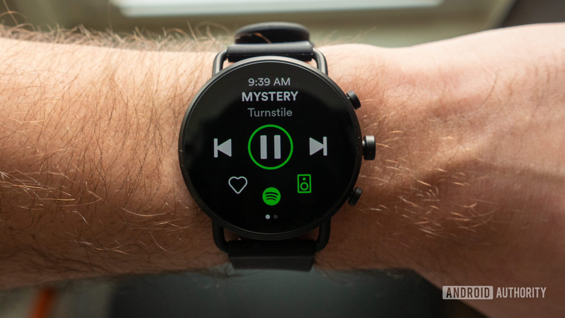 手腕上的Skagen Falster Gen 6的图像显示离线Spotify下载