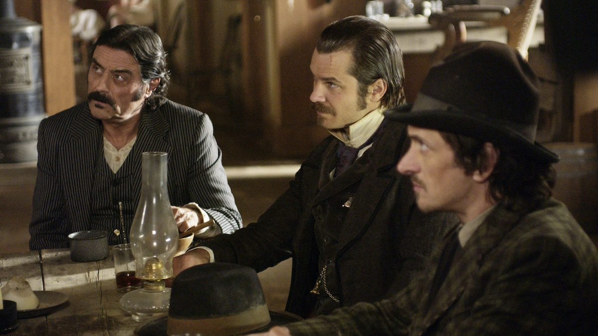 Ian McShane，Timothy Olyphant和John Hawkes坐在Deadwood的一家酒吧里 - 最佳HBO Max Show