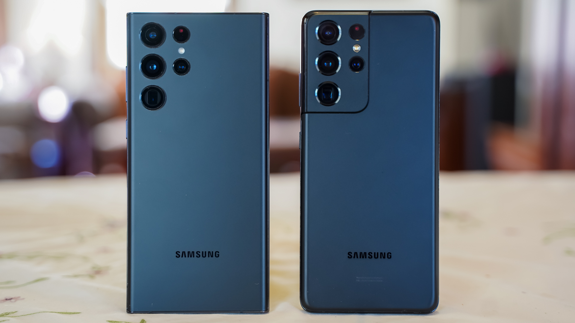 三星Galaxy S22 Ultra Black vs Samsung Galaxy S21超黑色后部在桌子上